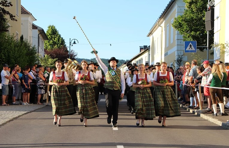 🎺🎶 Bezirksmusikfest Alberndorf – Ausgezeichneter Erfolg für den MV Herzogsdorf! 🎉
Am vergangenen Wochenende waren wir beim Bezirksmusikfest & der Marschwertung in Alberndorf an der Riedmark mit dabei – und es hat sich gelohnt! 💪
Unter der Leitung unseres Stabführers Michael Mair konnten wir mit dem Marsch „Bergmannslust“ einen ausgezeichneten Erfolg erspielen! 🥇👏
Beim anschließenden Gesamtspiel und dem festlichen Ausklang im Festzelt wurde noch ordentlich gefeiert. 🍻🥳
Danke an alle, die diesen tollen Tag möglich gemacht haben – wir sind stolz auf unsere Gemeinschaft und freuen uns schon aufs nächste Mal! ❤️🎵
Auch riesen Dankeschön an den @musikverein_alberndorf für das tolle Fest🤩🎺
#mvherzogsdorf #bezirksmusikfest #marschwertung #blasmusikliebe #ausgezeichnetererfolg #bergmannslust #gemeinsamstark