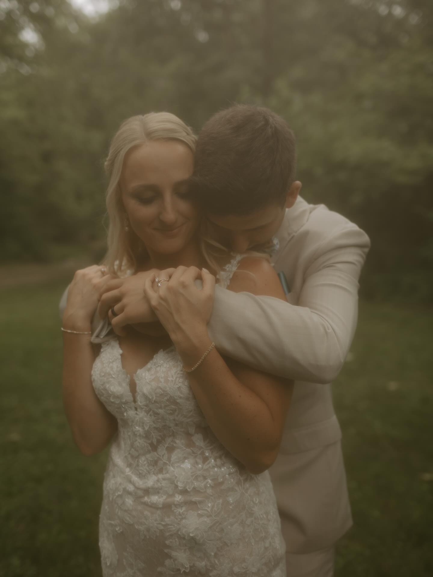 Sometimes you just have to add a handful of dreamy, soft photos to your wedding day and this filter effect is PERFECTION ✨