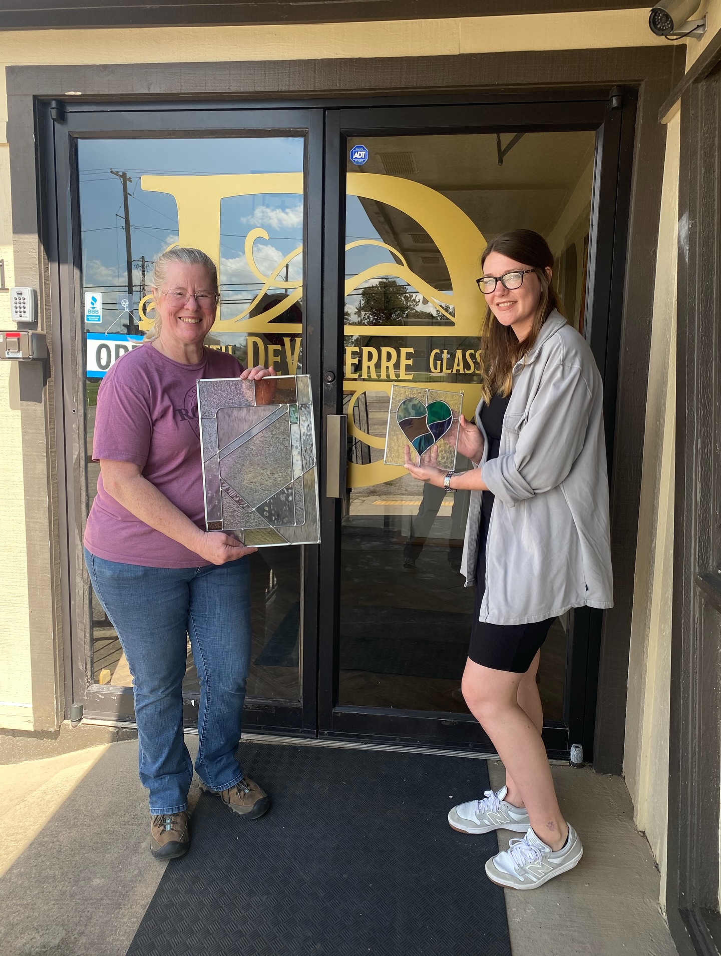 We were honored recently to get the opportunity to attend a three part stained glass class at @bethdeverreglass We had so much fun and learned a ton. Beth is an incredible teacher who is passionate about the work she does and the community she serves.
Whether you’re looking to learn a new skill yourself or wanting a piece crafted by the expert herself, Beth DeVerre’s studio in Rogers is where you should go! 👩🏼🏫🥽📐✅👏