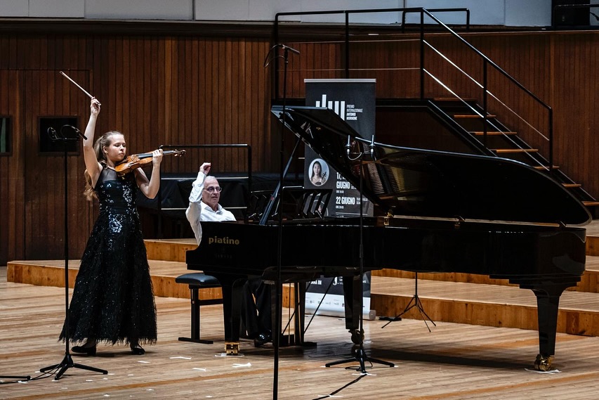 Throwback to some exciting performances with phenomenal @hawijch_violinist during @premioantoniomormone. Thanks, @silviavarrani for capturing these moments and @enricaciccarellimormone and your team for your excellent and hospitable organization.