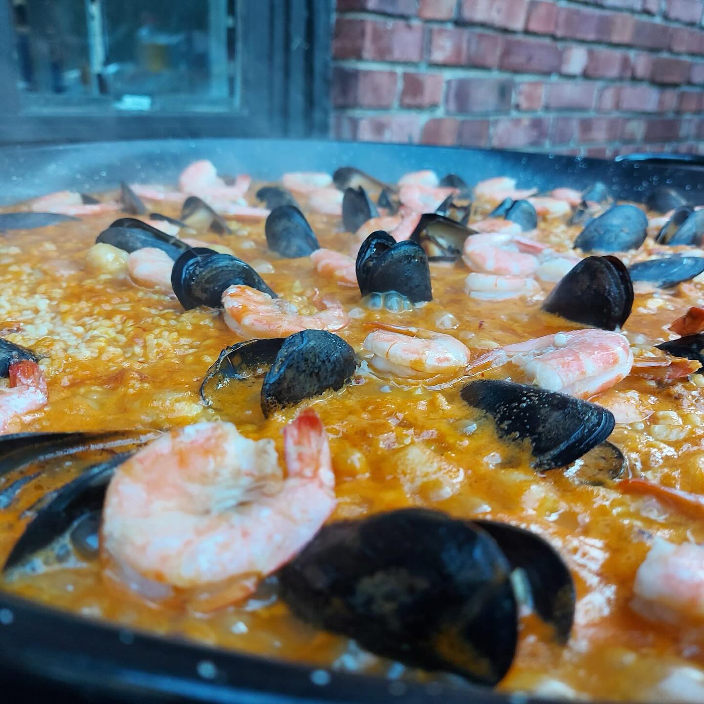 Soirée paella et vins espagnols
Le mercredi 9 juillet de 18h à 23h (ish)
https://www.petitbaravin.com/event-details-registration/soiree-paella-et-vins-espagnols-paella-spanish-wines
Les chefs de My Tapas sont de retour pour nous offrir leur succulente paella (végé, poulet ou fruits de mer) et autres gourmandises, que nous harmoniserons avec nos vins espagnols.
Musique live avec Nick Loyer
Billet $65 + taxes.
Votre billet comprend:
Choix de Paella (végétarienne, poulet, fruits de mer)
Selection de Tapas
Bouchée sucrée
Première consommation
++
Paella & Spanish wines
Wednesday July 9th from 6pm to 11pm (ish)
The renowned Spanish chefs of My Tapas are and we are ready to pair their delicious Paella (Vegetarian, Meat or Seafood) ans other goodies with our spanish wine selection.
Live music with Nick Loyer
Ticket 65$ + taxes.
Your ticket incudes:
Choice of Paella (vegetarian, chicken, seafood)
Selection of Tapas
Spanish Sweet
First drink