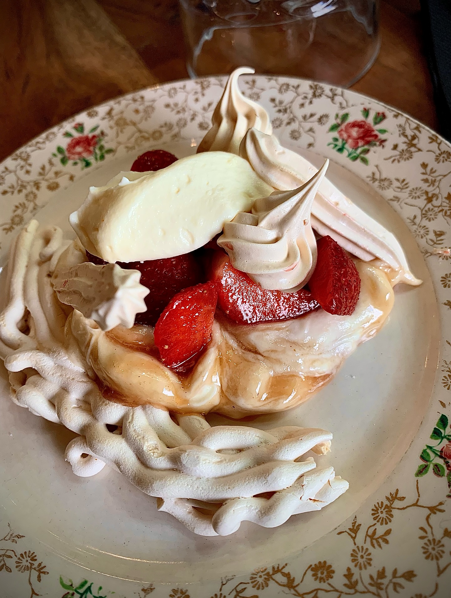 Pavlova fraise, chocolat blanc
#lyon #lyon3 #food #dessert #restaurant #summerbody