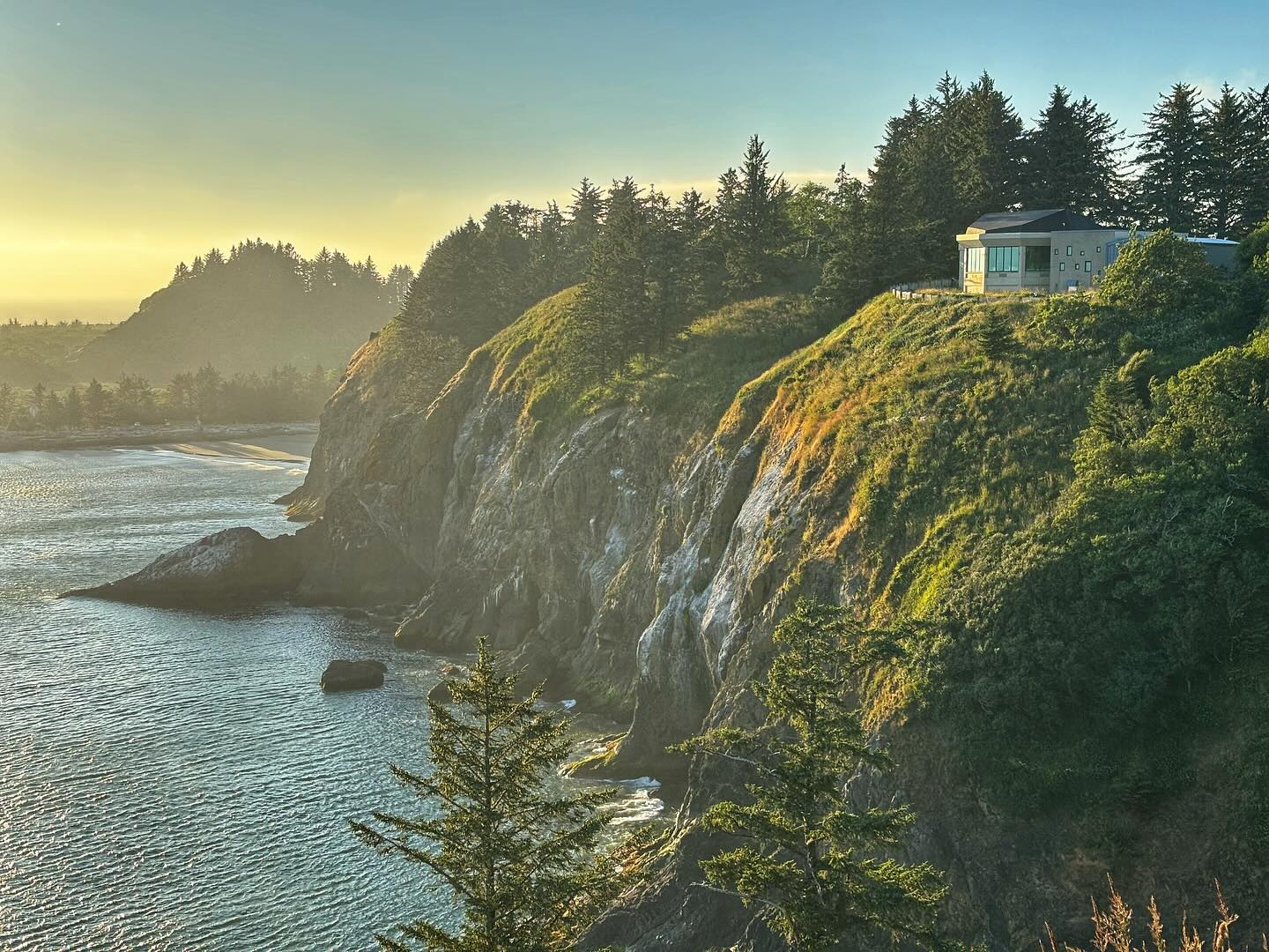 A beautiful final few days riding along the Washington coast - today we head into Oregon! A nice tailwind meant lots of time for go carts, mini golf and reading in the sunshine. Two more days until Heron joins us!
#biketouring #bikepacking #washington #activefamilies