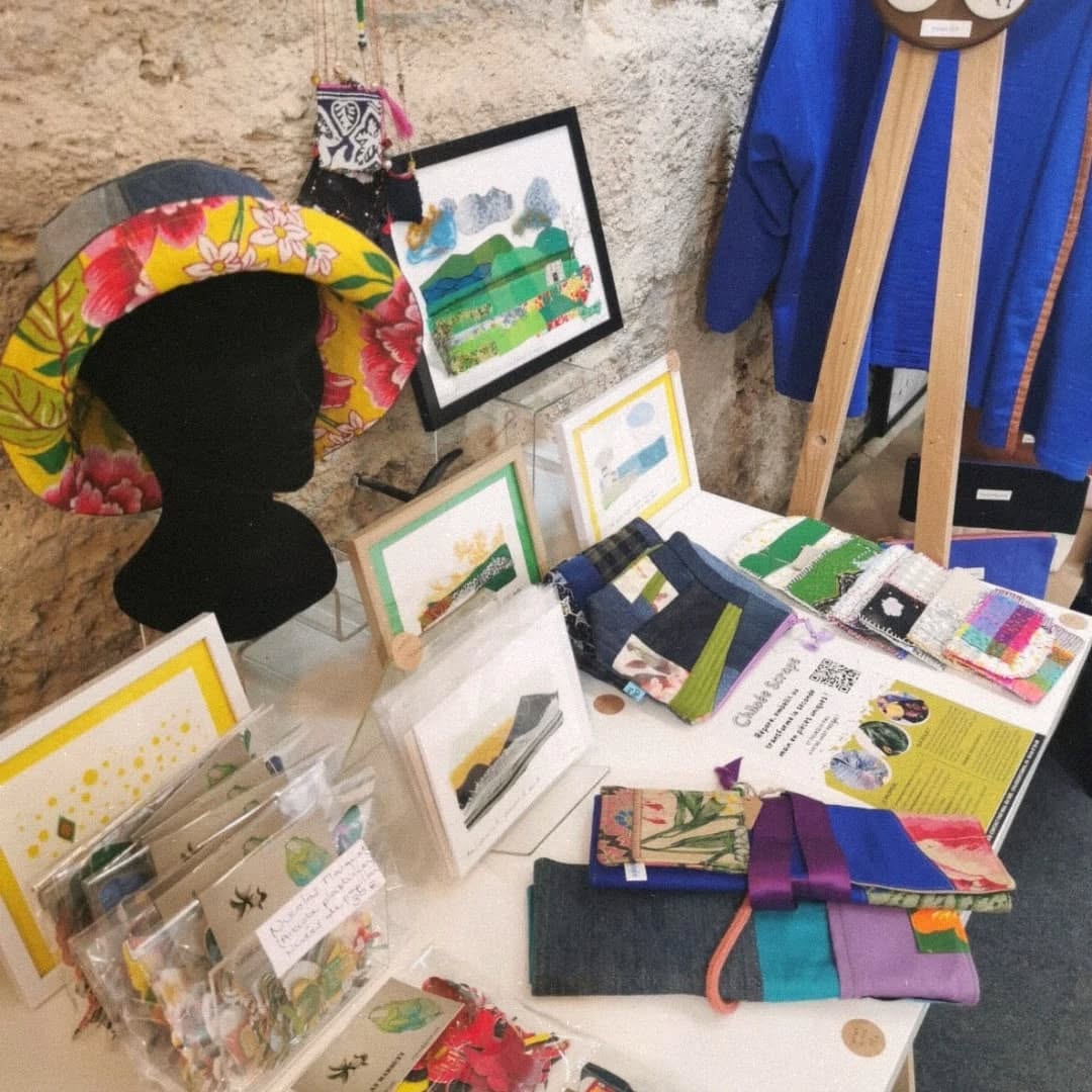 Mon petit univers est bien entouré !
Une sélection de mes créations est exposée dans la jolie galerie boutique @mycubikmarket à Pezenas tout l'été ! Un peu de douceur dans ce monde instable...
Merci Delphine et Aurelia pour leur acceuil !
Que des jolies choses dans cette boutique, poésie, douceur, humour et quelques nouveautés de mon côté avec mes micro chutes!
Surpriiiiiise!
Sauras tu les repérer sur les photos ??
J'offre un cadeau à la première (j'imagine que les messieurs s'en fichent 😋) qui devinera la nouveauté! Jouez en commentaires !
#creationtextile #textilartist #fabriqueenoccitanie #slowfashion #été #madeinfrance #souvenirsfaitmain #pezenas #galerie boutique #artisanatd'art #piecesuniques #oneofakind #upcycling #reuserecycle #sacupcylé #accesoiresupcycles #cartepostaletextile #