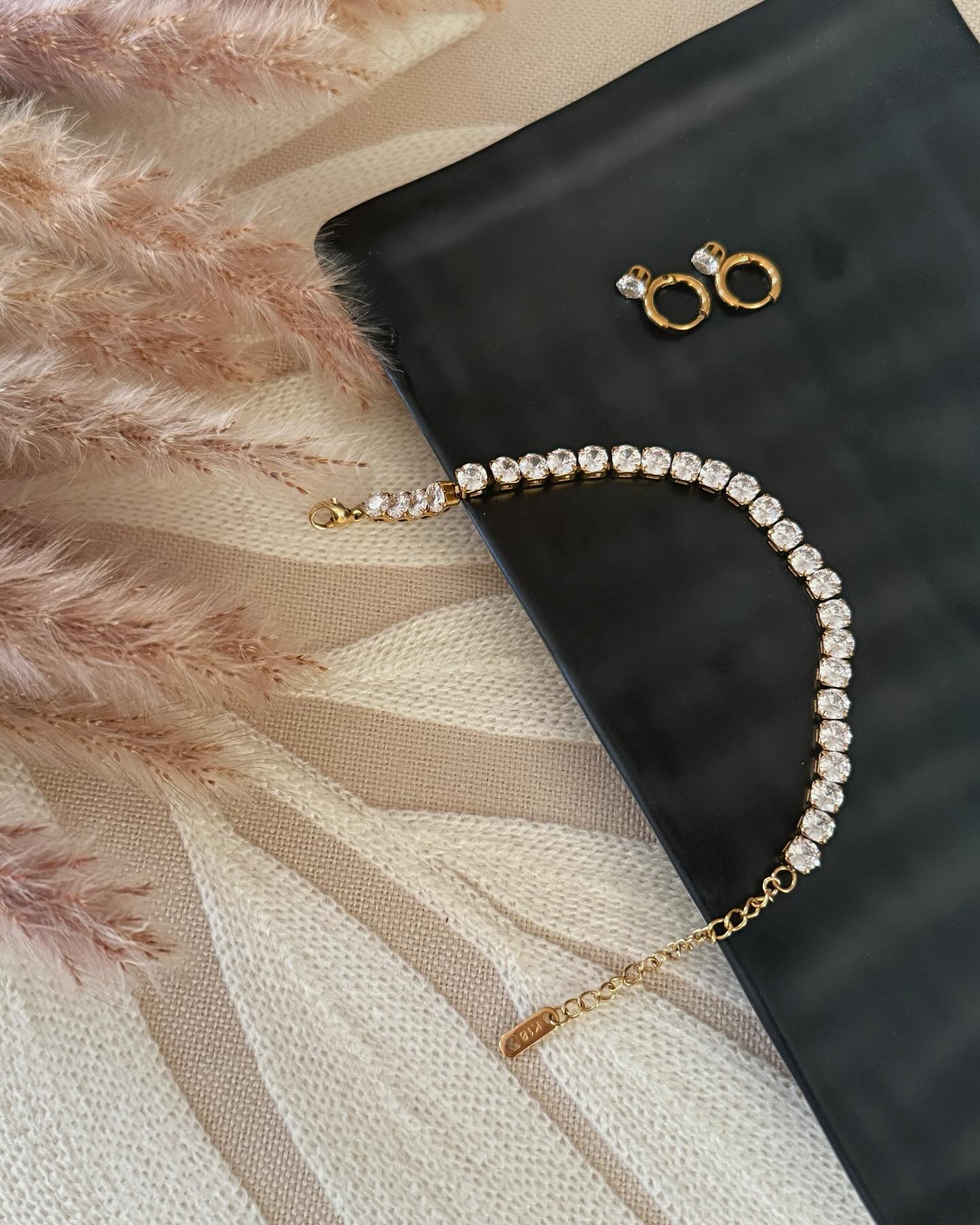 Bright Armband
Dieses funkelnde Armband, besetzt mit hochwertigen Zirkoniasteinen, ist ein wahres Meisterwerk der Eleganz. Die klaren, strahlenden Steine fangen das Licht auf einzigartige Weise ein und verleihen dem Armband eine faszinierende Brillanz. Jede Bewegung lässt das Schmuckstück im Schein des Lichts glitzern und macht es zu einem atemberaubenden Blickfang an Ihrem Handgelenk.
Mit seiner feinen, filigranen Verarbeitung und dem luxuriösen Glanz der Zirkoniasteine fügt sich dieses Armband perfekt in jede Schmuckkollektion ein. Ob als stilvolles Accessoire für den Alltag oder als edles Highlight für besondere Anlässe – dieses Armband verleiht jedem Look eine unverwechselbare, funkelnde Note. Ein zeitloses Schmuckstück, das mit seiner strahlenden Schönheit überzeugt.
#jewellery #shop #waterproofjewelry