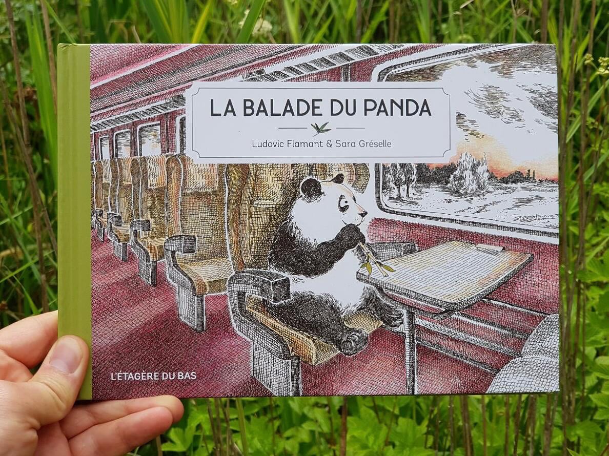 En librairie depuis aujourd’hui !
« Un panda solitaire quitte sa forêt de bambous pour monter dans un train. Lorsqu’il décide d’en descendre, de nombreux humains se bousculent pour embarquer. Imperturbable, le panda déambule dans les rues d’une ville déserte, ses pensées seulement traversées par des préoccupations simples telles que dormir et manger… Quelles surprises lui réserve cette étrange balade ? »
Bravo à Ludovic Flamant et @sara_greselle pour ce bel album ! 40 pages / dès 5 ans / 16€ / soutenu par @le_cnl #letageredubas #labaladedupanda #albumjeunesse #ludovicflamant #saragreselle #litteraturejeunesse #cnl #panda #centrenationaldulivre #harmoniamundi #editionindependante