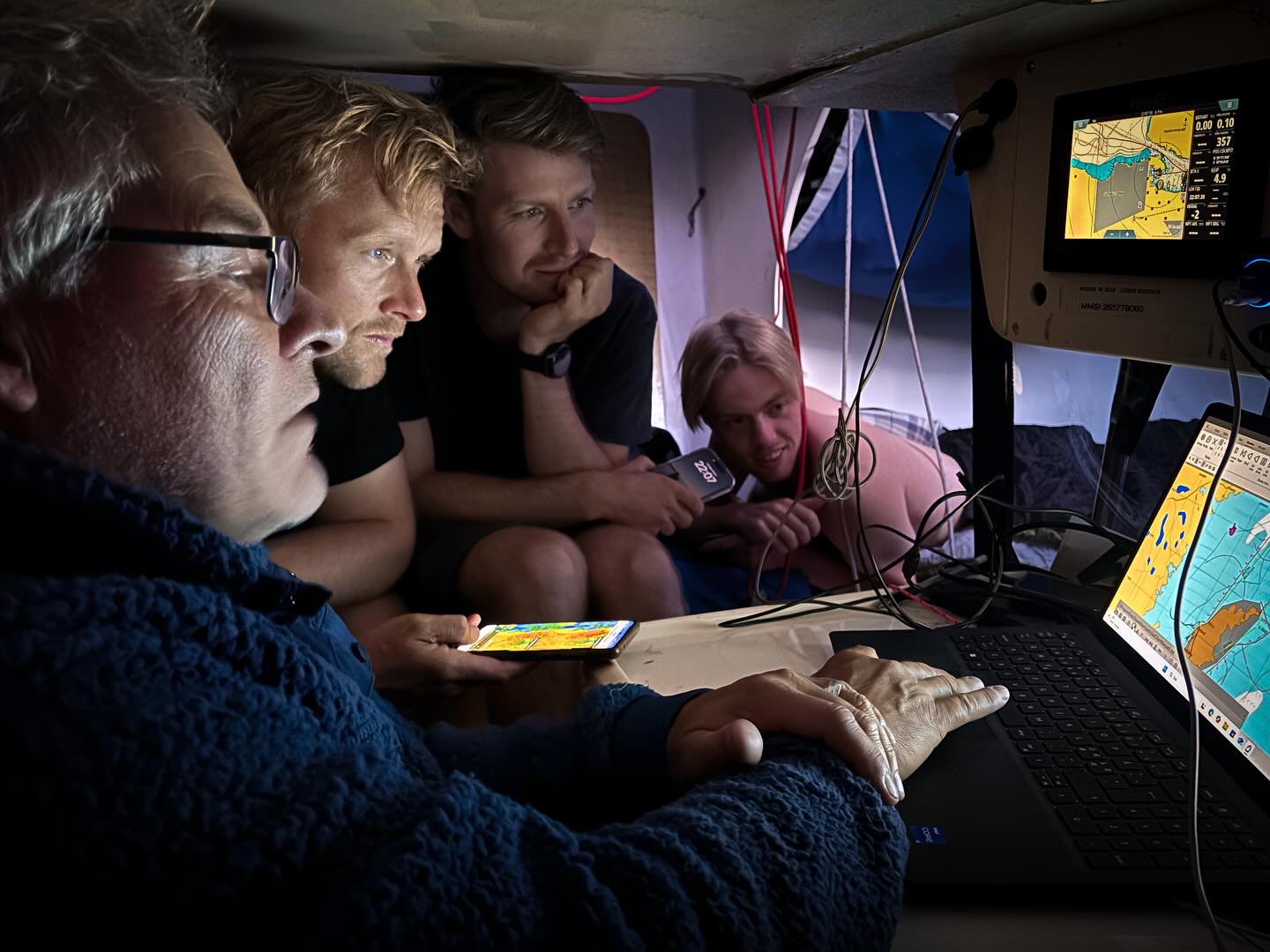 Nya vindar kräver att det kluras på nytt på vilken rutt vi bör ta. Vi säger godnatt för idag 💤