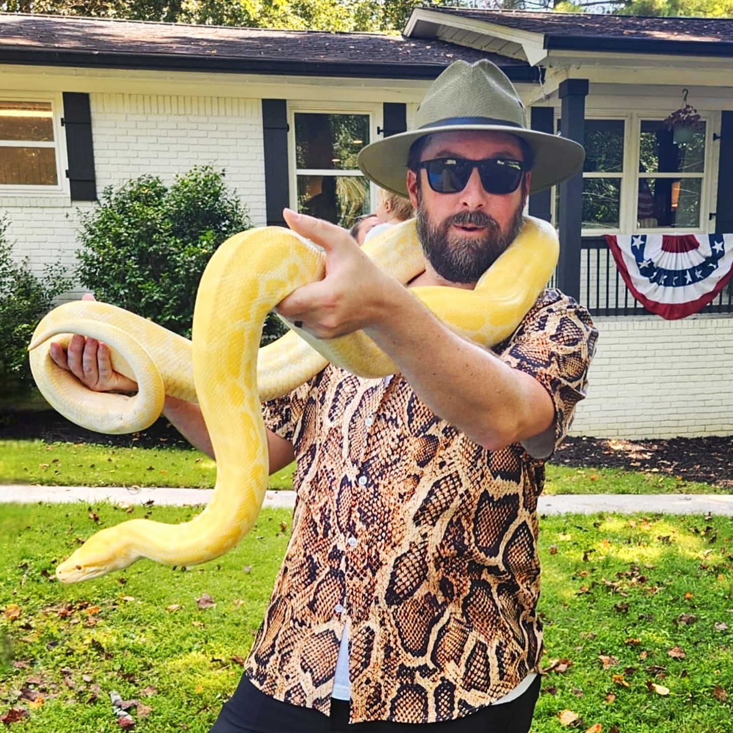 what a (snake) charmer 🐍
#imaslave4u #ineverhissandtell #bitchstolemylook