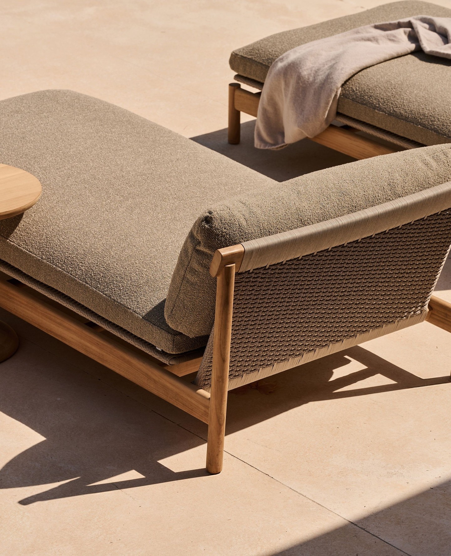 The Amanu collection's new daybed offers a new look for traditional daybeds. Blending the beauty and durability of teak with the sophisticated charm of woven Canax, this daybed combines maximum comfort and style ☀️