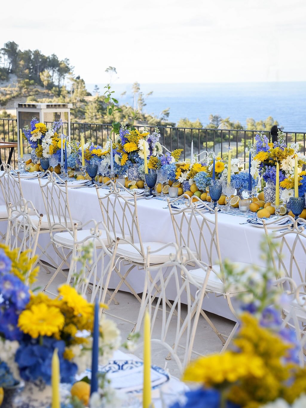 With sweeping sea views, vibrant lemon-and-blue décor, and a menu crafted and executed by none other than Chef Jamie Oliver, our Italian night was a feast for all the senses. For an unforgettable evening, we brought a splash of Amalfi to Mallorca with a one-of-a-kind celebration for our incredible clients.
Planning: @daisyamodioevents
Photography: @theysaidyesphotos
Venue: @sonbunyola
Flowers & production: @bombillas_y_flores
Sound: @panela.productions