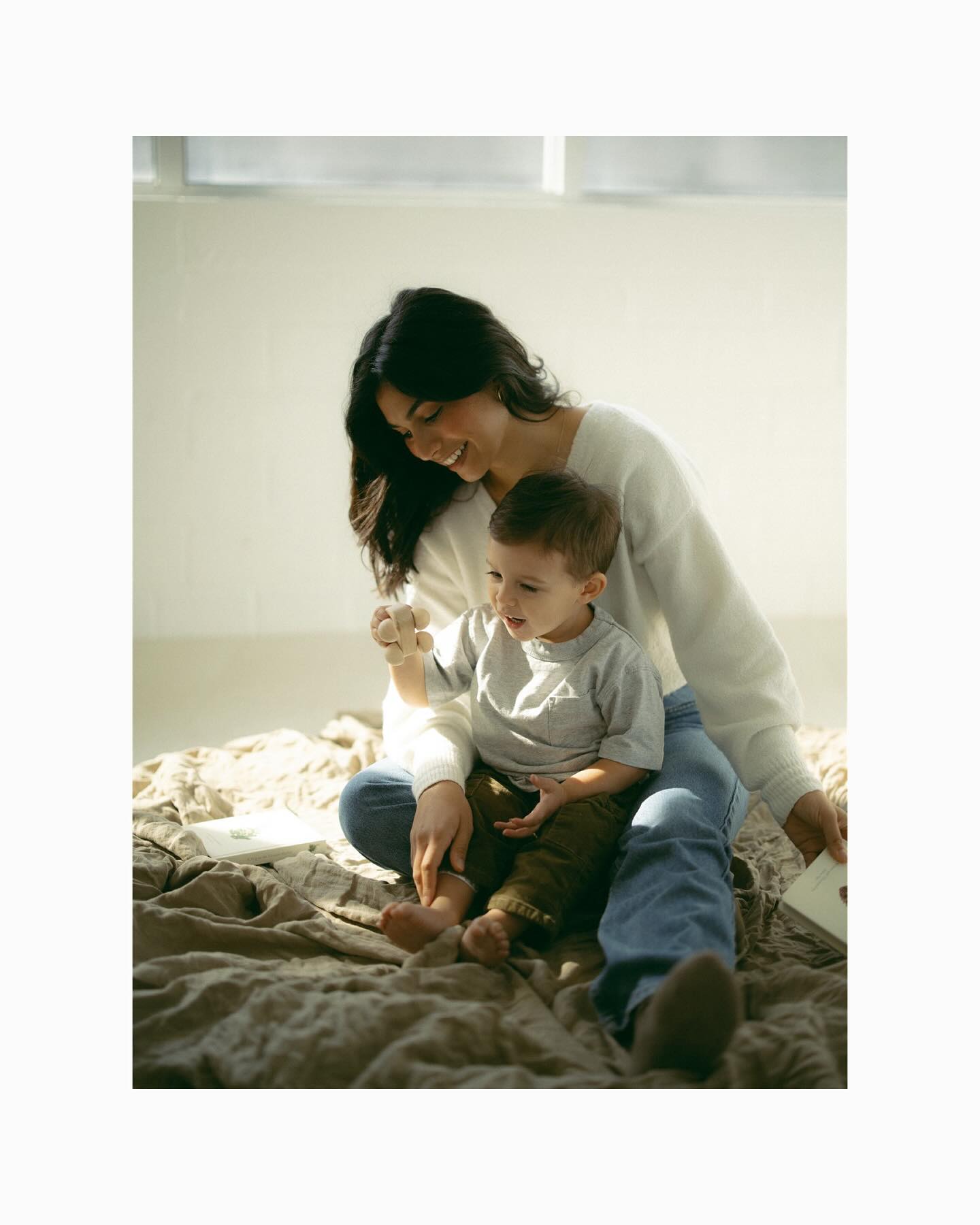 the golden days of raising babies 🌞 family studio sessions bring a clean aesthetic to beat the heat, or avoid tidying up your home 😉 spend some time together playing & reading books with the beautiful crisp backdrop of a San Antonio studio!!
.
#sanantonionewbornphotographer #sanantoniomaternityphotographer #stoneoakmoms #alamoheightsmoms #sanantoniofamilyphotographer #sanantoniomoms #motherhood #motherhoodphotographer
