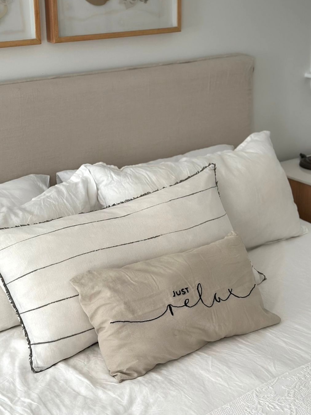 Sábado, ese momento sagrado entre el caos y la calma.
Una pausa merecida, un café lento, y un recordatorio bordado a mano: “just relax” ☕🖤
Nuestro cojín no solo decora, también te recuerda lo que a veces olvidamos:
respira, descansa, disfruta.
#linonegro_home #echoamano #justrelax #SábadoPerfecto #cojinesconmensaje