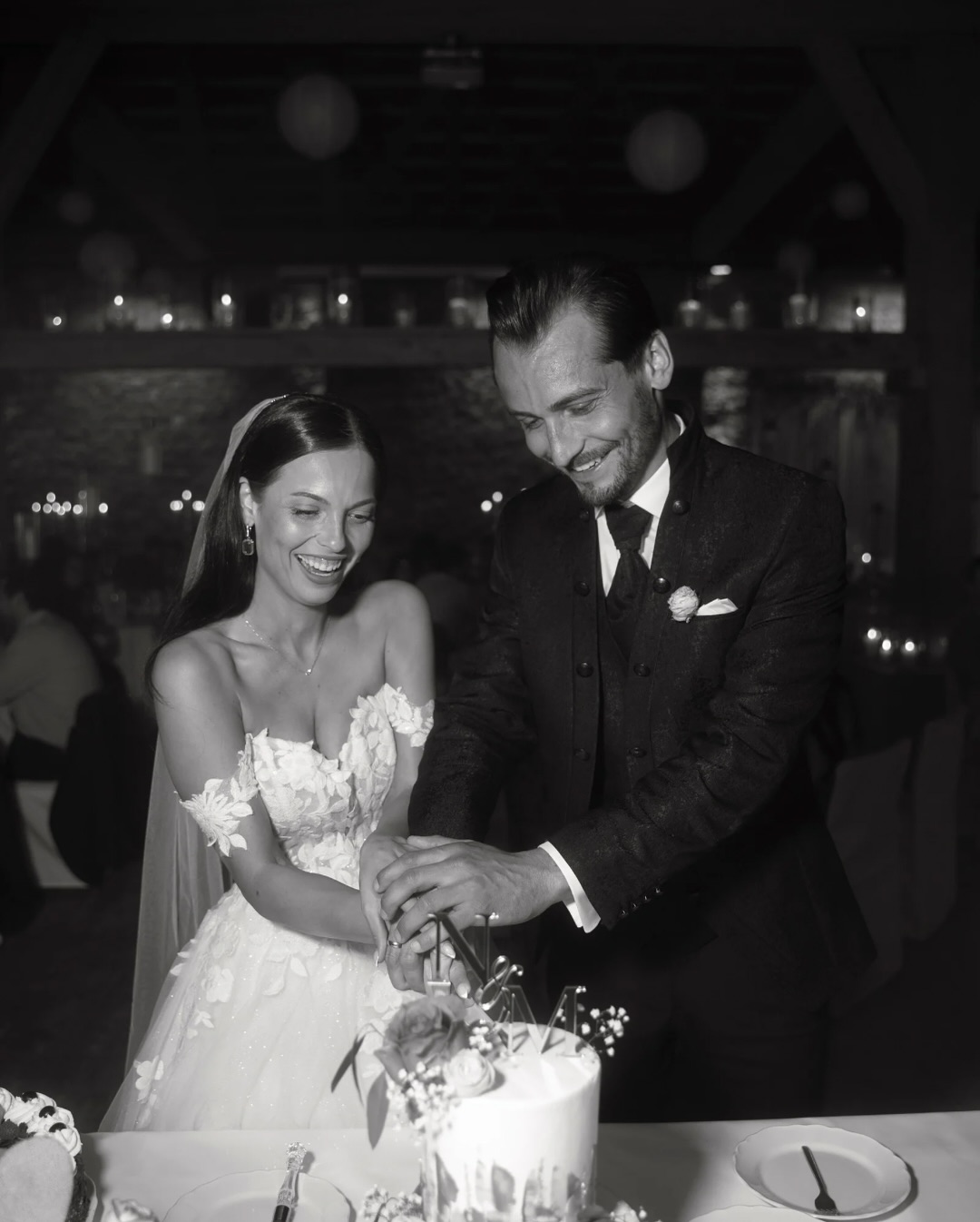 No first look. No big reveal.
Just the two of them - getting ready together, helping each other into the day, already holding space for what matters most. Nicole & Martin, in their own rhythm, in their own little world - at Schloss Offenberg. 🤍
Location @schloss.offenberg
Decor & Flowers @daao_decor
#weddingmorning #artfulwedding #weddingstorytellers
#emotionalwedding #calmwedding #weddingphotographyduo #filmandphoto #europeanwedding
#castlewedding #schlosshochzeit
#weddingphotography