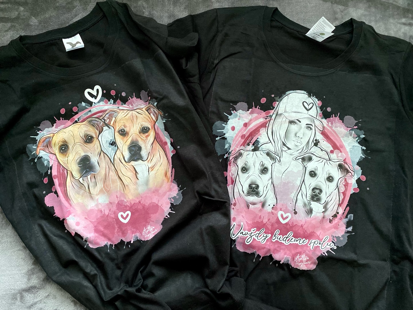 Klasické barevné portréty jsou u mě na denním pořádku, ty také znáte jak svoje vlastní boty 😇 ale co trošku změna do černobílého odlehčenějšího stylu?
Tato zakázka byla ma oblíbená, pro klientku to nebyla první objednávka.. tentokrát se ale pořádně rozšoupla. Prim hrál obraz s klasickým dvojportrétem jejích milovaných holčiček Chanelky a Cleinky 🖤🕊️
Obrazové duo jsme doplnily obrazem společným, navždy budeme spolu ❤️
Zvolila jsem tedy trošku jiný styl, né moc obvyklý, ale za mě je také moc hezký. Je jemný, jednodušší, zároveň v detailu.. za mě třeba ideální na vyznání lásky k určitému plemenu, ale zachování jisté všeobecnosti. Nicméně právě díky detailům a původní předloze konkrétního pejska, si klient vždy najde to své. Tip pro logo pro chovku, klub, organizaci,.. 🐾
Pokud chcete něco podobného také vytvořit, nebojte se napsat 💌
#dogmemories #dogmemories_photography #dogart #dogportrait #dogdigital #digitalart #amstaf #amstaff #amstaffsworld #amstaffy #staford #stafordshireterrier #americkystafordsirskyterier #americkystaford