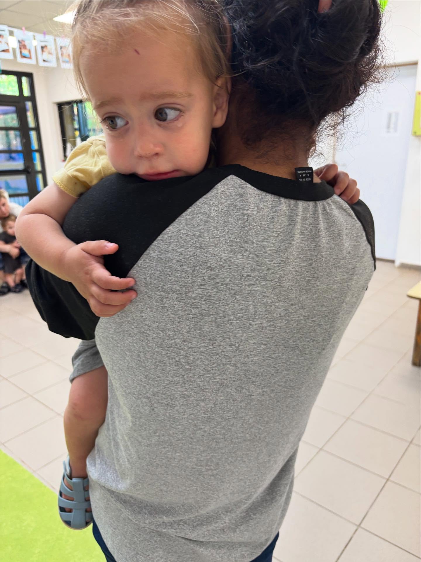 הילדים שלנו אוהבים מאוד את הגננת בגן
יובל שואל את אסיף בבוקר על מי היא חלמה בלילה והיא עונה ׳אילנה׳
אני שואל את רני עם מי הוא רוצה לשחק והוא עונה ‘אילנה׳
וכשנכנסים למיטה ואומרים לילה טוב, אנחנו שואלים אותם למי אתם רוצים להגיד לילה טוב ושניהם: ׳אילנה!!׳
איזה כייף להם
שיש להם אותה
שאחרי שבועיים אינטנסיביים בבית
הם רוצים לחזור לגן, בחזרה לאילנה
זה מטורף בעיניי
שאדם אחר שהוא כלל לא
חלק מהמשפחה
אוהב את הילדים שלך
ושהם אוהבים אותו בחזרה
עם סיום שנת הלימודים אני רוצה להגיד תודה
לכל הגננות והמורות
שעושות עבודה שאף אחד לא יכול לראות או להבין
העבודה הזו נקראת
עבודת הלב
כי ברגע שנסגרת הדלת
הם נשארים עם הילדים שלנו
ועם הלבבות הפועמים הקטנים שלהם
ומלווים אותם ברגעים חדשים נוספים בחייהם
ותודה
לאילנה