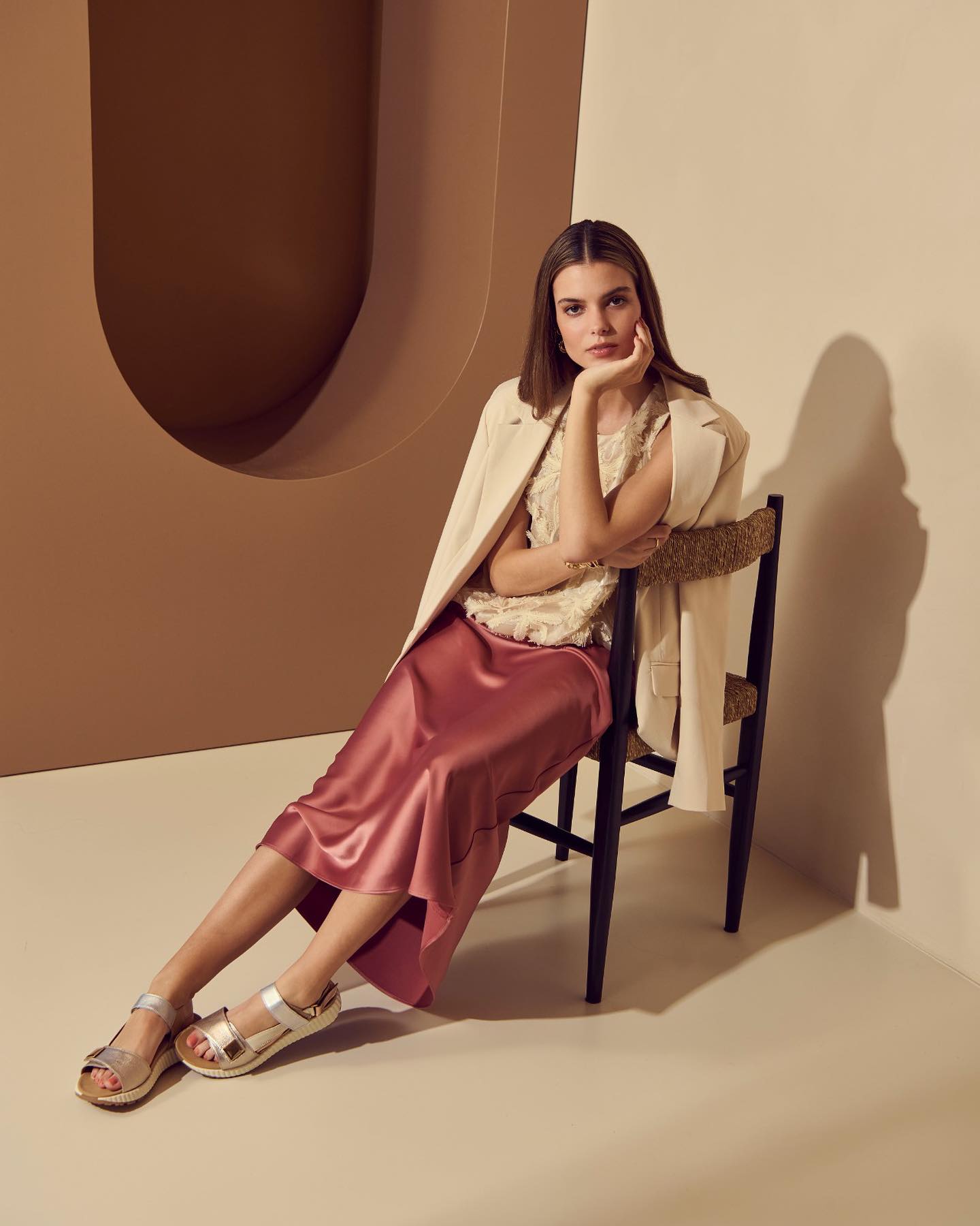 Cover Spring Summer Lookbook @nelsonschoenen @casamomohaarlem
#fotostudio #photostudio #daglichtstudio #daylightstudio #haarlem #fotografie #photography #shootlocatie #shootlocation #photospace #haarlemvenue #amsterdamvenue #rentallocation #verhuurruimte #covermodel #covershoot #springsummer #lookbook