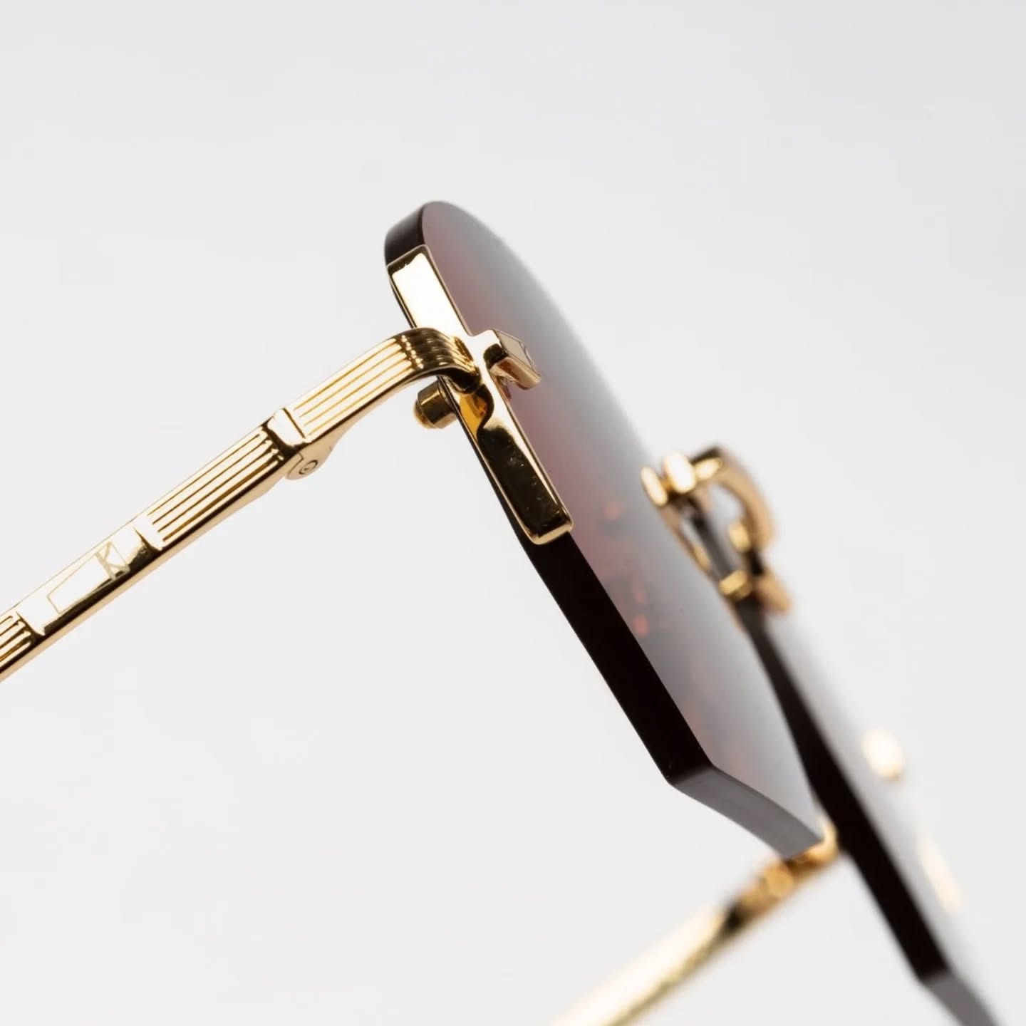 KymeSunglasses : capsule de cet été .
La collection est en magasin
Model Ezra collection Glasant
Fondée en 2013 par un opticien italien visionnaire, Kyme crée des lunettes de créateur avant-gardistes alliant innovation et savoir-faire. Chaque monture est minutieusement fabriquée à la main en Italie par des artisans passionnés, avec une attention portée aux moindres détails. Réputée pour ses collections audacieuses et singulières, Kyme étonne sans cesse avec des combinaisons originales d’acétate et de couleurs de verres – toujours harmonieuses, toujours uniques.
#kymesunglasses#sunglasses#summer
#eyeglasses #italiano #style #summertime #newcollectıon #lifestyle #igers #fashion ##designeyewear #luxuryeyewear #faitmain #madeinitaly🇮🇹 #fashıonlovers