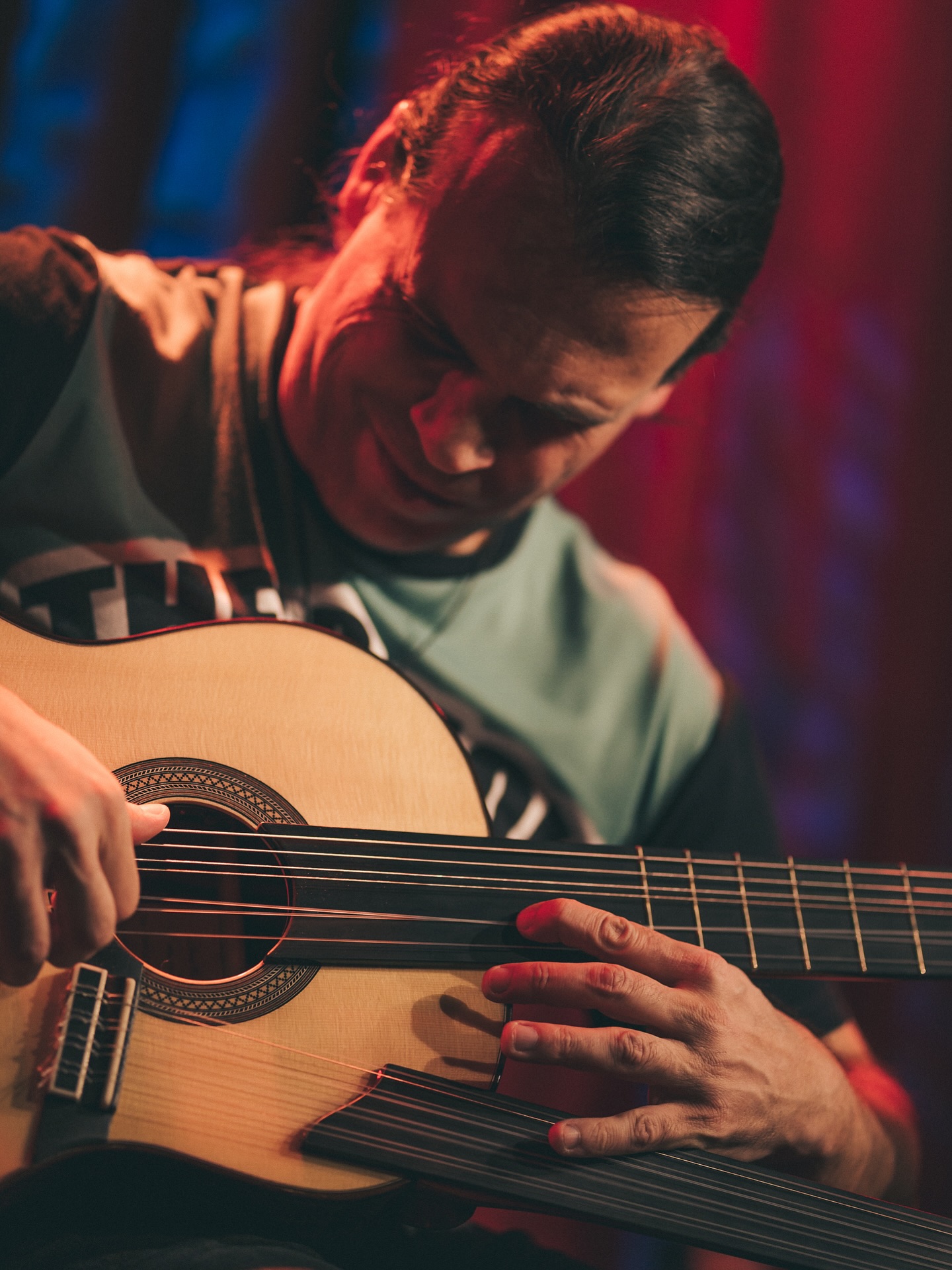 🎶 Atilla Vural am 28.02.2026 ab 19 Uhr bei uns zu Gast! 🎶
Attila Vurals Spiel lädt ein, ihm auf seinen Klangreisen in die weite Welt musikalischer Begegnungen zu folgen. Dazu stehen mittlerweile zwanzig Solo-CD’s bereit und ganz aktuell «DR-20» (2025). Bei vielen Gelegenheiten ist Vurals perkussive Gitarre National und International live zu hören. Ob auf Tonträger oder. auf der Bühne: Wer mit Attila Vural die Reise antritt, wird Orte aufsuchen, die zu entdecken man einer Solo-Gitarre gar nicht zutrauen würde.
#musik #live #gitarre #goettingen #pcafe