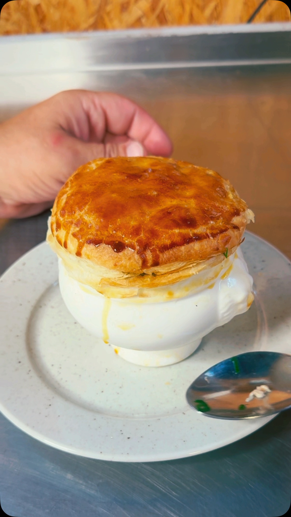 🐓 Kohoutí vývar en croûte
Francouzská klasika z 19. století – silný vývar z kohouta, zapečený v misce pod vrstvou křupavého listového těsta.
🍄 Doplňujeme českými smrži a servírujeme s úctou k tradici.
✨ Pokrm, který se otevírá jako tajemství.