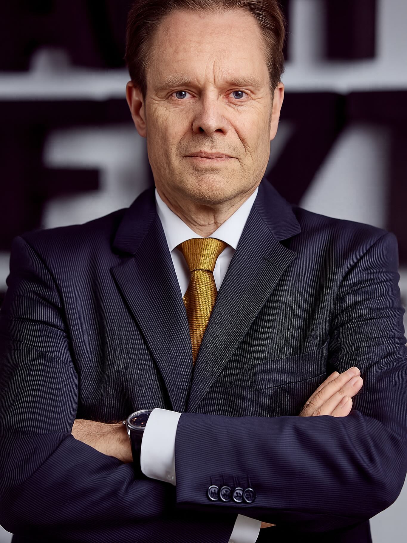 𝐒𝐨𝐧𝐝𝐚𝐲 𝐌𝐨𝐫𝐧𝐢𝐧𝐠 𝐂𝐨𝐟𝐟𝐞𝐞: 𝐌𝐢𝐝𝐥𝐢𝐟𝐞-𝐂𝐫𝐢𝐬𝐢𝐬 2025 - 𝐈𝐜𝐡 𝐟𝐢𝐧𝐝𝐞, 𝐬𝐢𝐞 𝐧𝐞𝐫𝐯𝐭…!
In unserer Welt knabbern meines Erachtens sehr viele Middle Agers an einer grundlegenden Sinnkrise. Das verunsichert sie und macht sie unrund. Ihre Reaktion? Weniger eine klischeehafte sprunghafte Veränderung der Lebenssituation. Sondern vielmehr scheint die Kompensation der eigenen Verunsicherung bzw. Unzufriedenheit das Ziel zu sein. Durch eine vordergründig subtil, in Wahrheit aber sehr progressiv vor sich hergetragene Botschaft: „Ich hab’s im Leben geschafft! Ich bin ein Superstar!“ (ich, mein Partner, meine Familie). Unausgesprochener Nachsatz: „Und dafür will ich jetzt von dir bewundert werden.“ Untermalt wird das mit in Szene gesetzten Statussymbolen wie Taschen, Uhren, Kleidung, Autos oder wie man seine Freizeit gestaltet.
Ich schwanke in diesen Momenten der an mich adressierten Selbsthuldigung idR zwischen ehrlicher Betroffenheit und offenem Mitleid – denn der Leidensdruck der Verunsicherung muss wirklich groß sein, wenn er durch das Verhalten anderer reduziert werden soll. Manchmal finde ich es aber offen gesagt schlicht nur nervig und anstrengend.
Anyway, jeder mag tun, wie er will. Als Berater versuche ich aber, meine Kunden bei Positionierungsprojekten vor einer „eindimensionalen und platten Selbstvermarktung“ zu bewahren:
Eine profilierte Erfolgsaura ist in Zeiten der Inszenierung und (digitalen) Selbstdarstellung absolut wichtig, ja unerlässlich.
Aber die spannendsten Menschen und Vorbilder sind jene, die ihren Erfolg nicht aufgeblasen und selbstverliebt vor sich hertragen, sondern ihn im Erleben anderer entdecken und wahrnehmen lassen. Wirkt besser, authentischer, sympathischer und nachhaltiger.
Vielleicht könnte das auch bei einer Midlife Crisis gemeinsam mit der bewussten Veränderung und Weiterentwicklung des Lebens ein Ansatzpunkt sein? So wie eine laufende Selbstreflexion dem „großen Big Bang“ rund um die Mitte des Lebens vorbeugen könnte? Just to say…
P.S.: ChatGPT sieht mich so mit 80… ich bin überzeugt, dass alt nicht gleich verhärmt bedeuten muss… 😉
#change #strategie #leadership #ceo