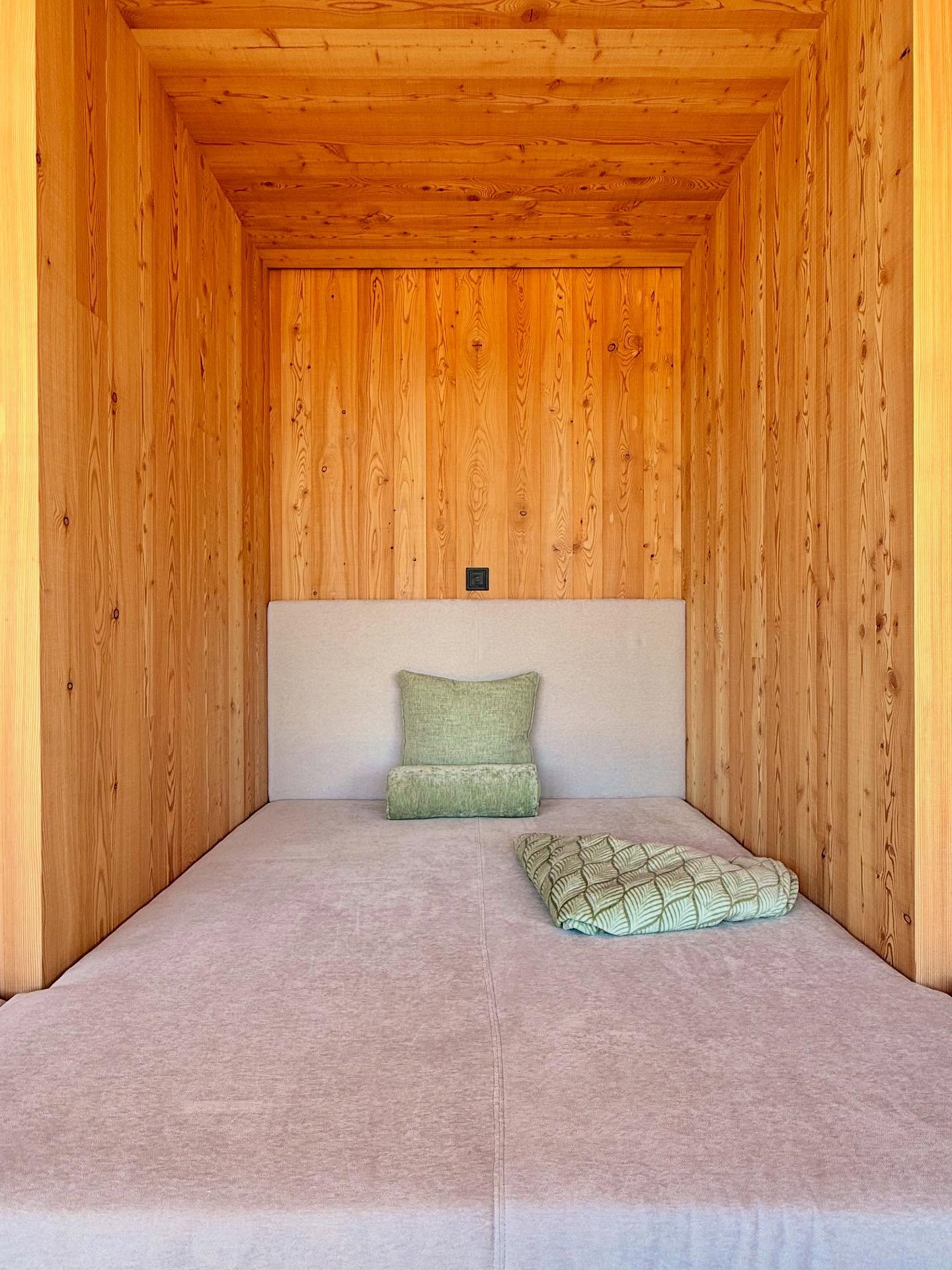 🛏️ Warm & wohltuend:
Unsere Liegekojen. Eingekuschelt in duftendes Lärchenholz. 🌲
Unsere gemütlichen Ruhezonen – dein Rückzugsort im Lärchenspa. Einfach hinlegen, durchatmen, abschalten.
#lärchenlodge #wellnesszeit #holzliebe #entspannungpur