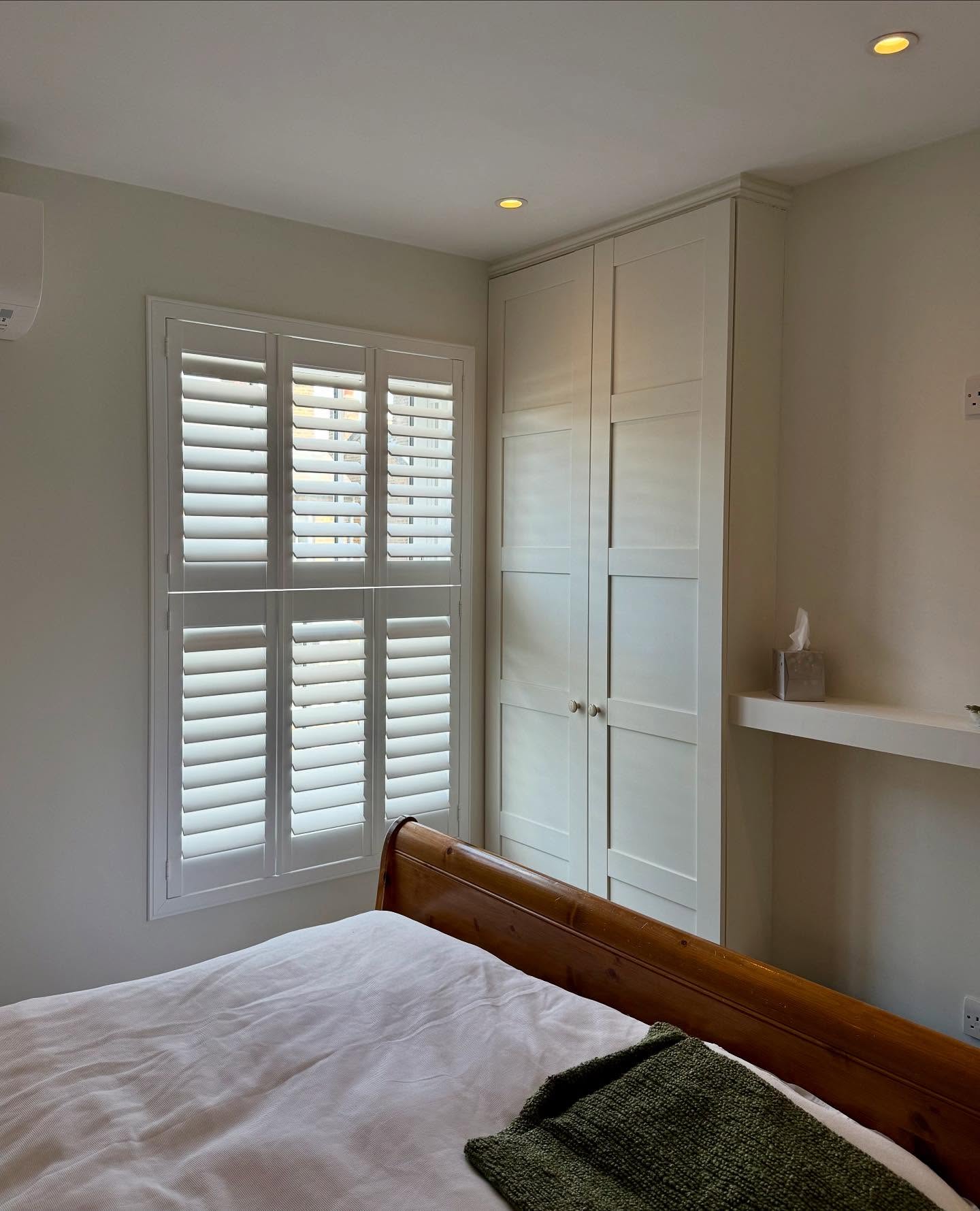 Just completed a beautiful tier-on-tier shutter installation in a recently renovated home in Chelmsford. The extensive renovation set the perfect backdrop for this timeless finish, offering full light control and added privacy. A seamless blend of function and style, designed to suit modern living.
#ChelmsfordHomes #ShutterStyle #HomeRenovation #TierOnTierShutters #InteriorDetails #WindowTreatment #MadeToMeasure #indigoblindsandshutters