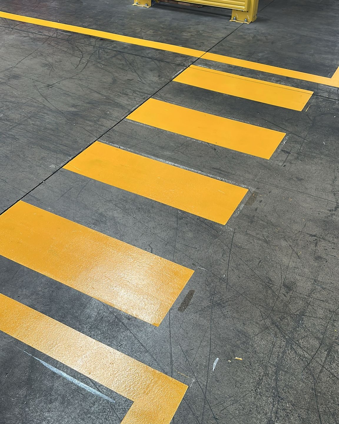 Realizzazione segnaletica orizzontale 🏗️
#capannoneindustriale #milano #segnaleticastradale #segnaleticaorizzontale #edilizia #costruireperrealizzareituoisogni