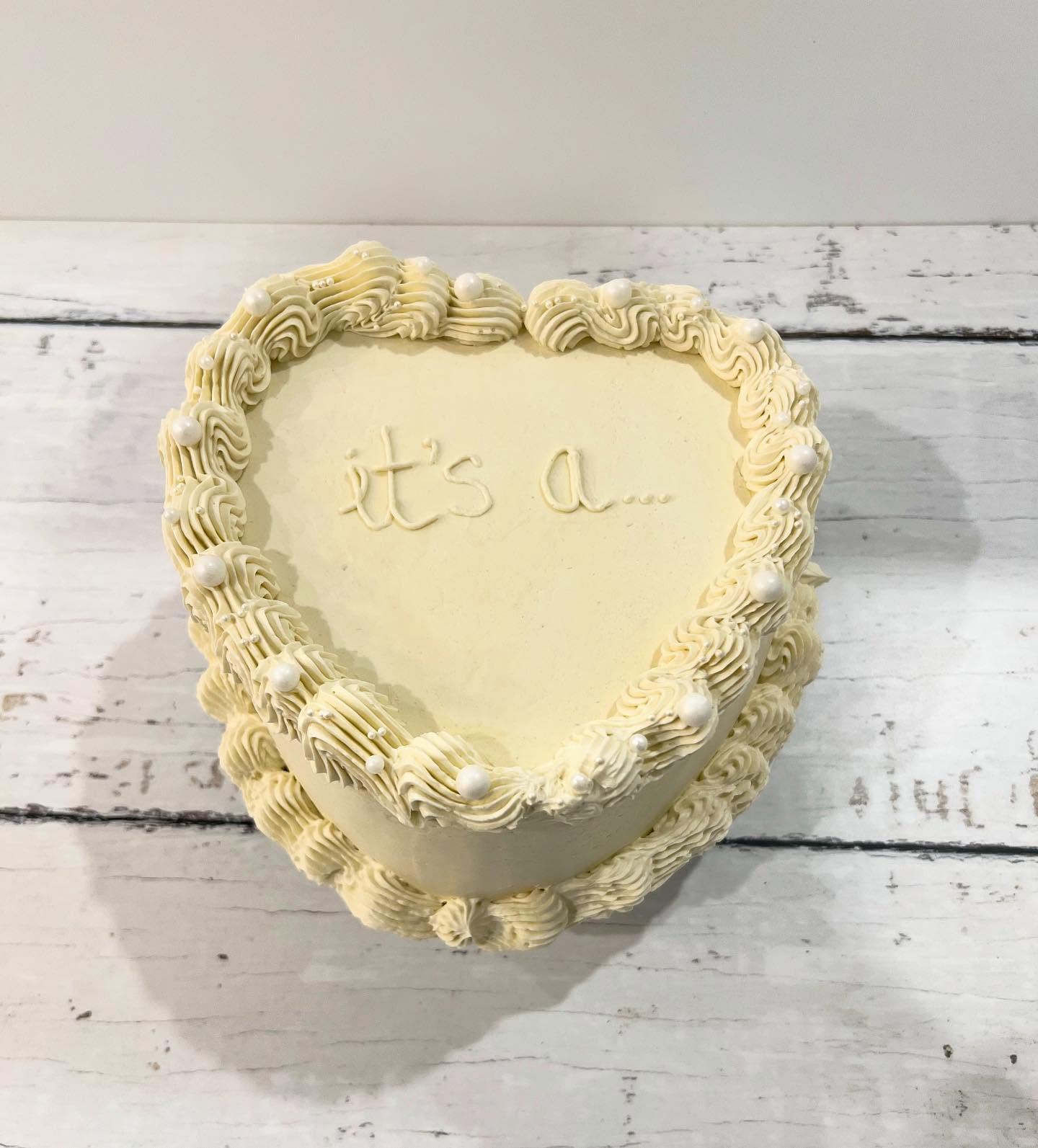 Gender reveal cake. Boy or Girl? ๐ฆ๐ป๐ง๐ป
#cake #cakecakecake #cakeporn #cakelover #cakestyle #cakeinspiration #genderrevealcake #buttercream #cakesofinstagram #cakedecorating