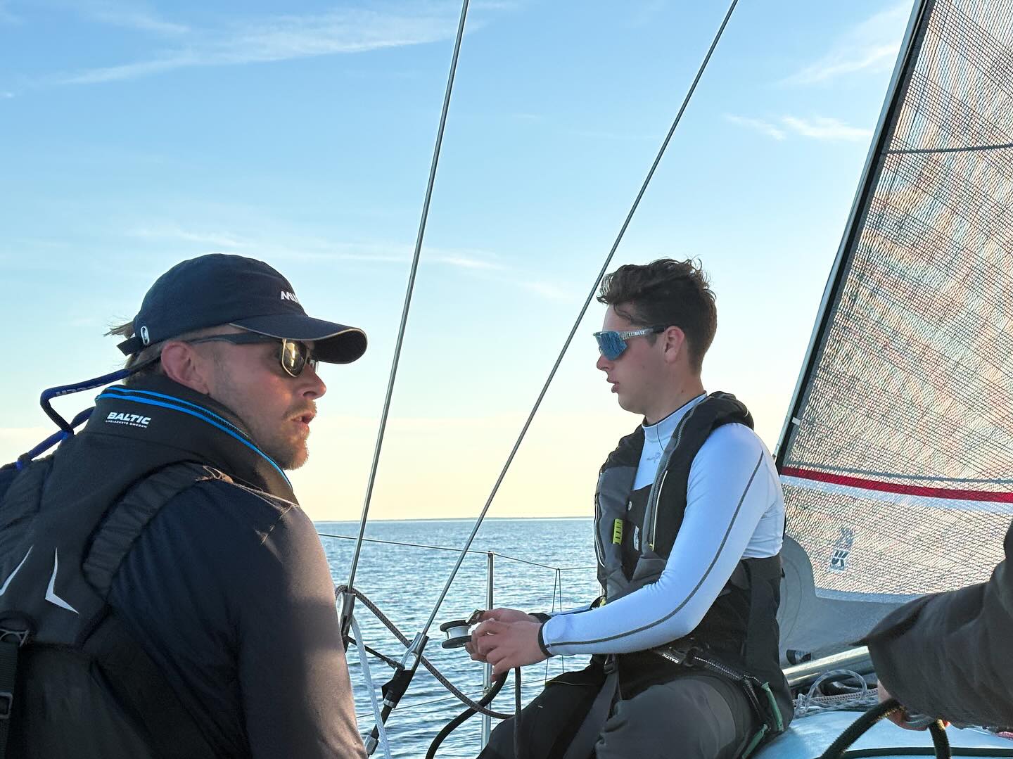 Gyllene timmen är här och så även stiltjen. Men det går sakta framåt och vi kämpar vidare ☀️