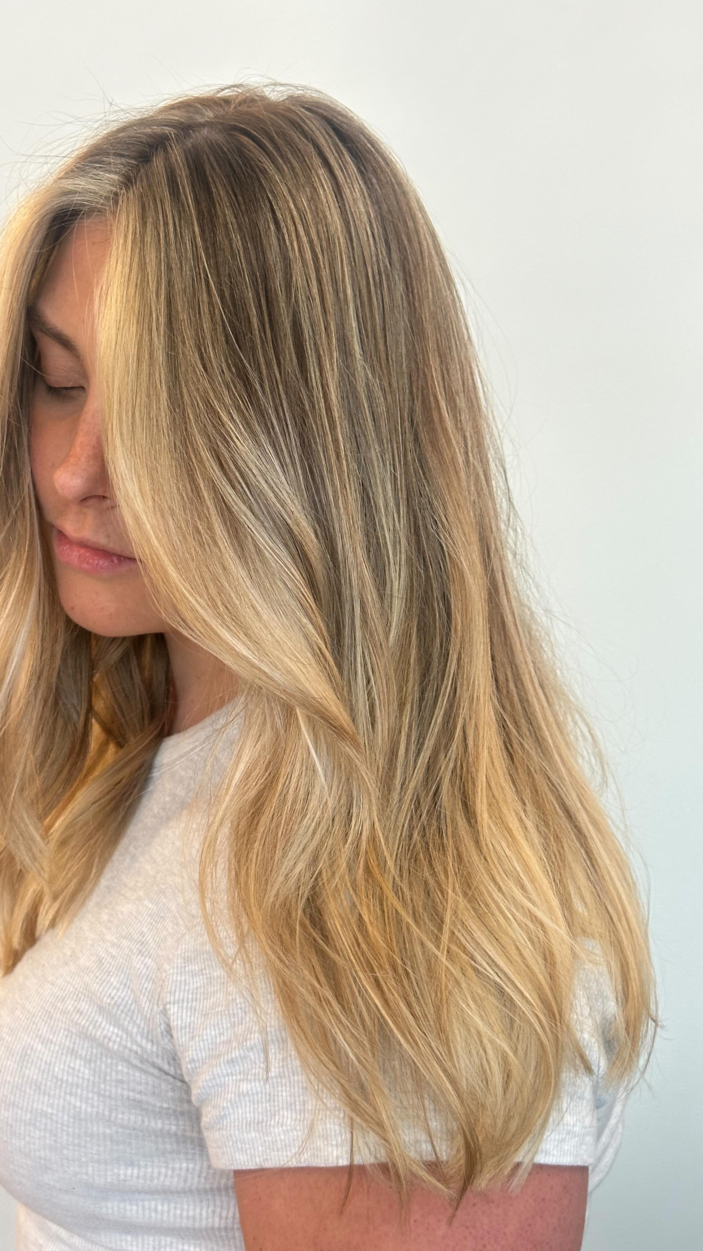 ✨ Sunlit strands + seamless dimension ✨
This soft golden blend brings natural depth and brightness, perfect for a low-maintenance summer glow. Effortless, fresh, and full of movement—just how we like it. 💛
Color + cut: @hair.by.mollyb
#LivedInBlonde #DimensionalColor #SummerHairGoals #BlondeBalayage #HairBymollyb #MinneapolisHair #BlondeTransformation
