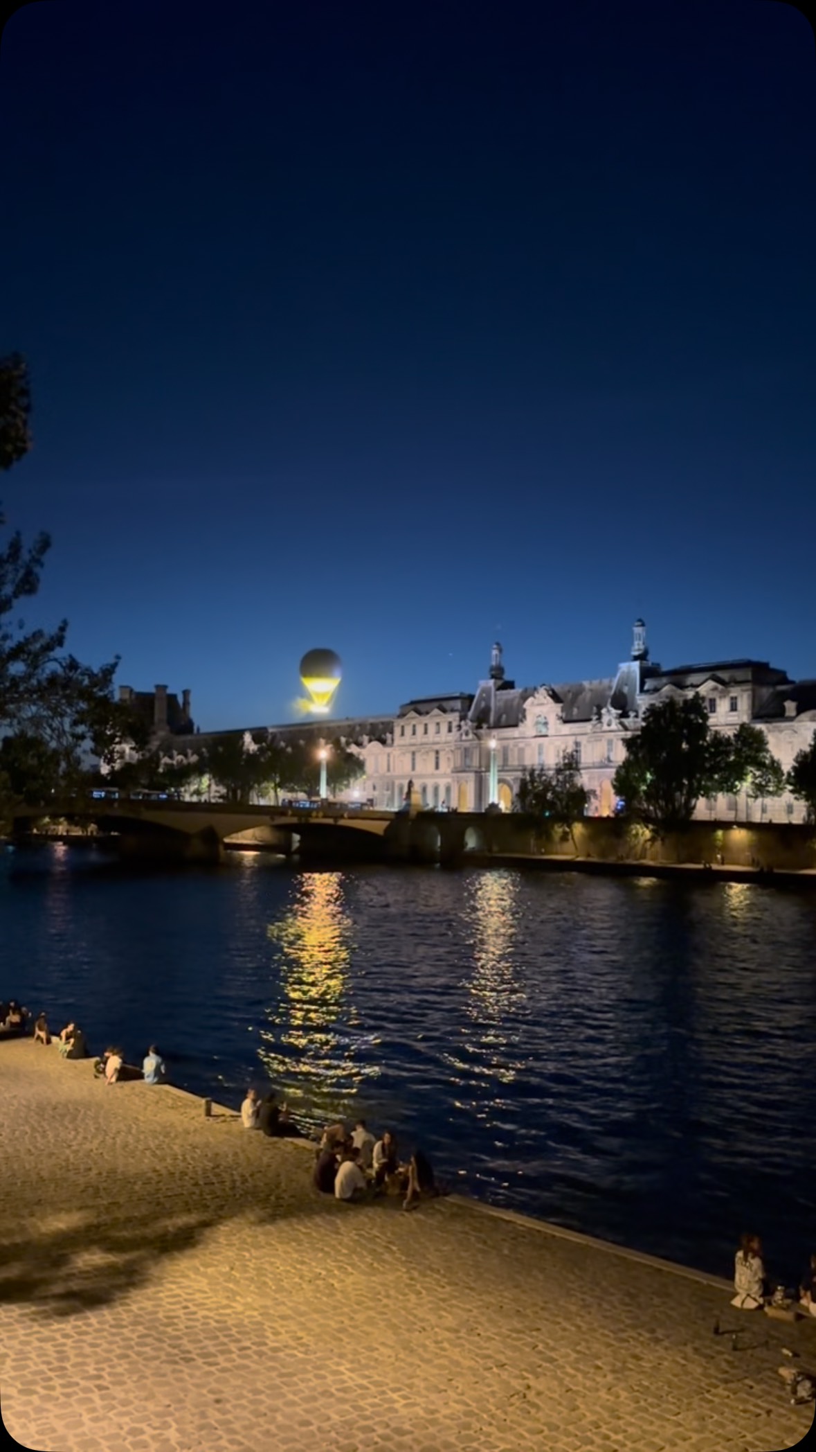 During a heatwave in Paris, all is forgiven after the sun goes down 🎈🌝
#paris #parisjetaime #paristourguide #parismaville #parisguide #paristourisme #paris2024 #olympics #vasqueolympique