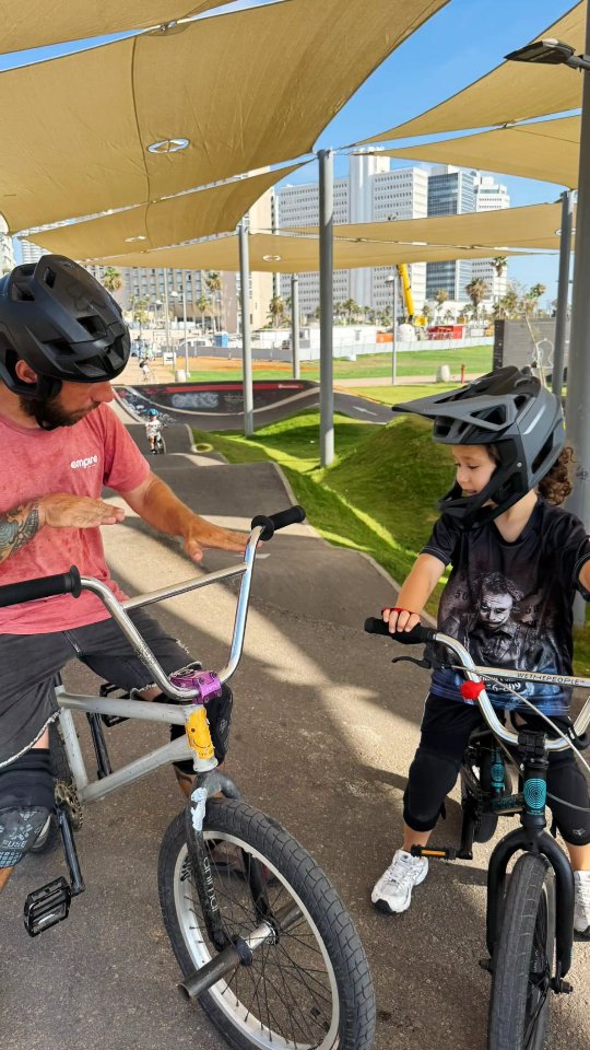 מדריך רכיבה מקצועי עם התמחות ב-BMX רכיבת שטח ורכיבה עירונית, ליחידים ולקבוצות.
הדרכות בכל הרמות – ילדים, נוער ומבוגרים
דגש על טכניקה, ביטחון, שליטה והנאה
שיעורים אישיים או קבוצתיים – באווירה מקצועית ומעודדת
#israelbmxclub #nightriderbmxshop #night #bmxforlife #goodnıght #bmx #abbabmx #israel #israelbmx #djipocket3 #תלאביב #מדריךאופניים #foxhead# #telaviv #יפו