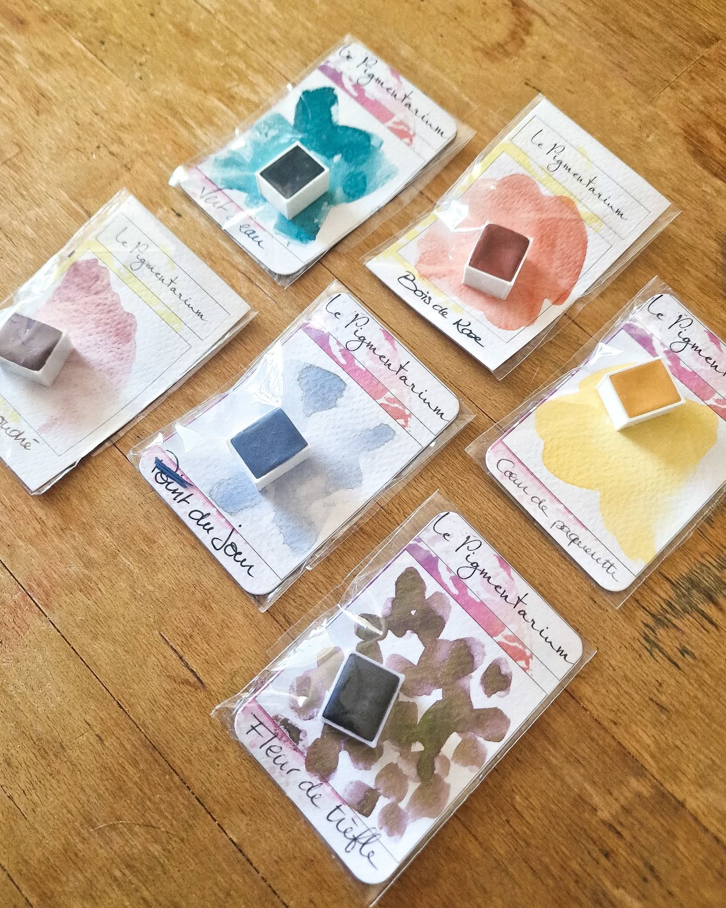 C'est ce soir !
On commence les festivités à 18h ! En même temps que la sortie de la vidéo d' @elisefrancisse!🎉
Ce sera le début de l'anniversaire (en retard) du Pigmentarium! 🎂🎁🎈
Je vous ai fait des petits lots, des grab bag, des pochettes surprise.. Et d'autres choses à découvrir tout au long de la semaine ! 🥳
Demain on lancera les premiers concours aussi ! 👀
Si vous avez des idées de lots que vous voudriez gagner ou des aquarelles spécifiques pour lesquels vous voudriez un rabais, c'est le moment de me les signaler !
#lepigmentarium #aquarelle #elisefrancisse #collab #aquarellepailletée #artisan #artisanatfrancais #peintureaquarelle #anniversaire #promo