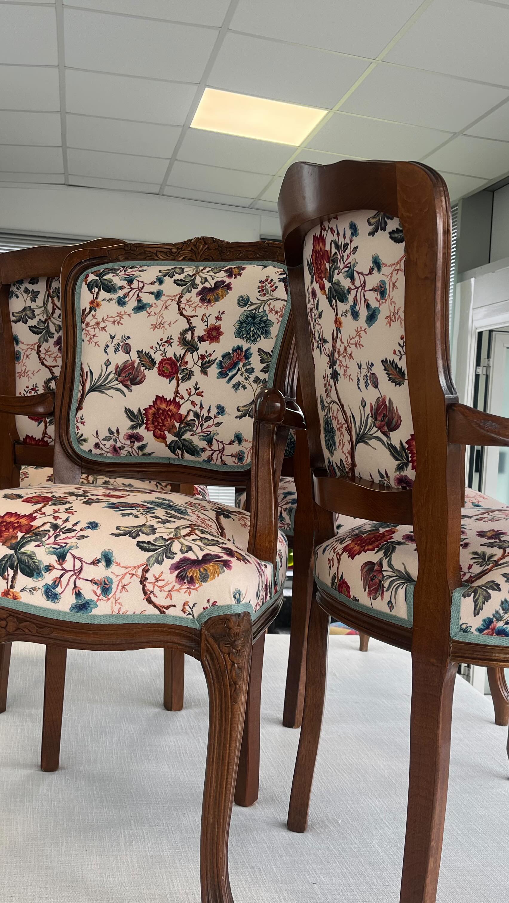 Émotion particulière pour la réfection de cette série de cabriolet 🥹🥹🥹. Ce couple s’étaient offert ces cabriolets à leurs 25 ans de mariage et nous voilà 17 ans plus tard , après 43 ans de mariage ; l’amour toujours présent dans leur yeux . Ils m’ont donc confié la réfection de leur fauteuil . Ces dans ces moments Garnissage mousse haute résilience tissu rochecotte de chez @thevenon finition galon plat de chez @houles_official . #tapissiere #hupholstery #artisanatfrançais🇫🇷 #artisanatdart
#tapissierdécorateurvalenciennes
#valenciennes #lille #mons #Denain #cambrai #saintamandleseaux
#trithstleger
#letempsdunemetamorphose
#letempsdunemetamorphose
#déco #tendance #tapissierdameublement #cabriolet #cabrioletlouisxv #stylelouisxv #oldbutnotobsolete