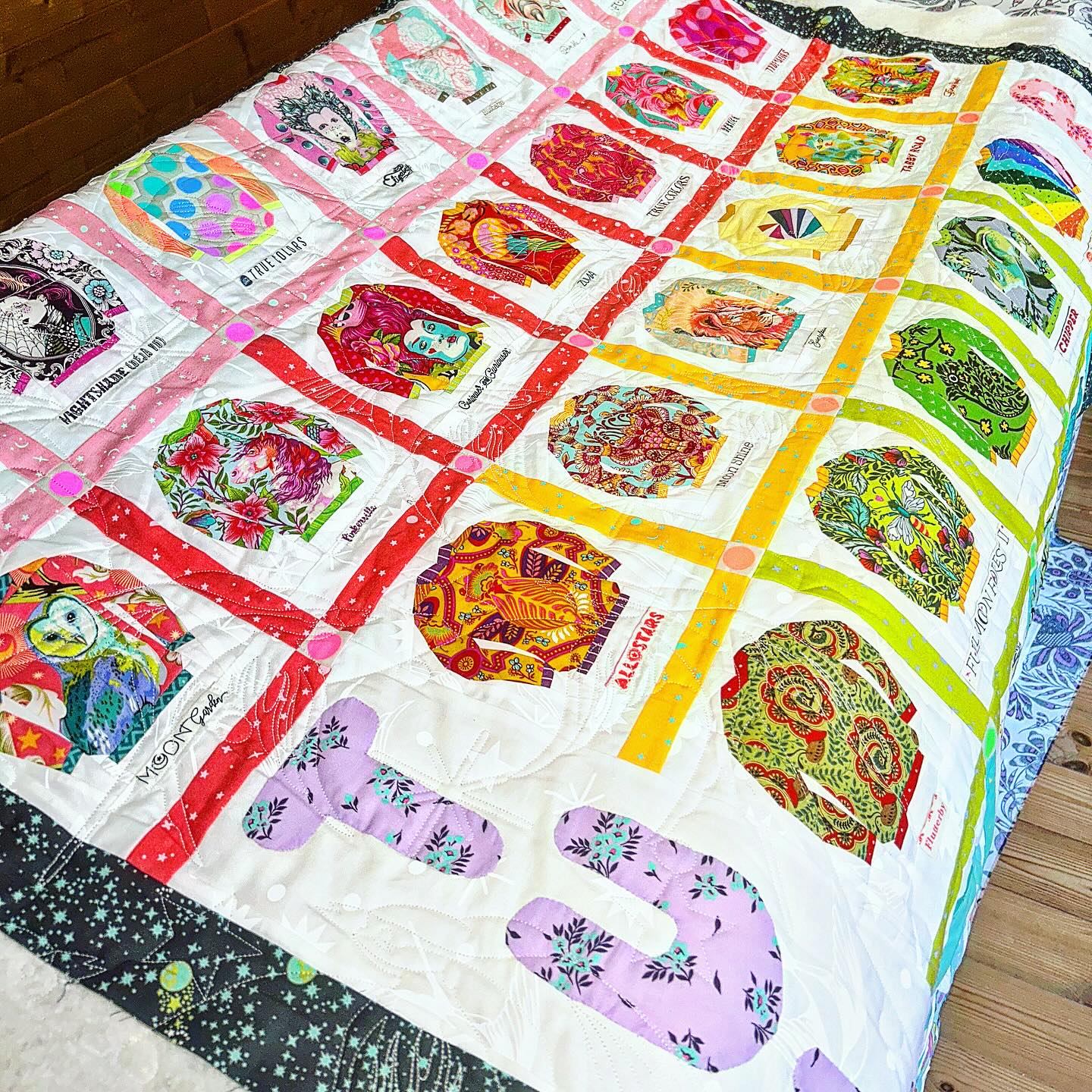 🪡🧵 CUSTOMER QUILT 🧵🪡
A little while ago I had this absolutely BEAUTY on my frame ❤️🌈 made by my very talented friend @linkletter_makes - I tried very hard to keep it but she wasn’t prepared to share.
🧵 Pantograph- Fairy Flakes by @oesd.longarm.quilting and @tulapink
🧵 Thread - Glide in Bone by @habanddash
#samplerquilt #tulapink #tulapinkfabric #ooptulapink #tulatroops #tulatroopsuk #quilt #quilts #quilting #quiltsofinstagram #quiltersgonnaquilt #quiltersofinstagram #customerquilt #longarmquilting #longarmquilter #longarmquiltingservices #glidethread #habanddash #handiquilter #handiquilteramara #longarmquiltinguk #sewtherainbow #tulapinkquilt #freespiritfabrics #modernquilt #modernquilting #sewcreative #quiltart #sewtherainbow #quiltersgonnaquilt #makersmovement #quiltersofawesome