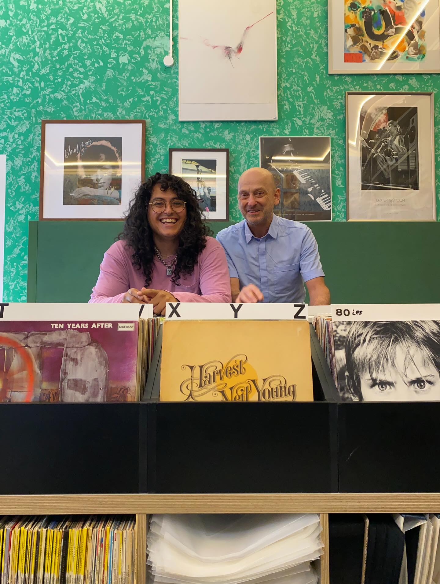 Heyo! Morgen ist der Hofflohmarkt in Neuhausen, und wir sind dabei! Wir haben extra coole Platten für 3€ und 5€ für euch aussortiert, und freuen uns auf euren Besuch. Komm vorbei!
Alex & Edu