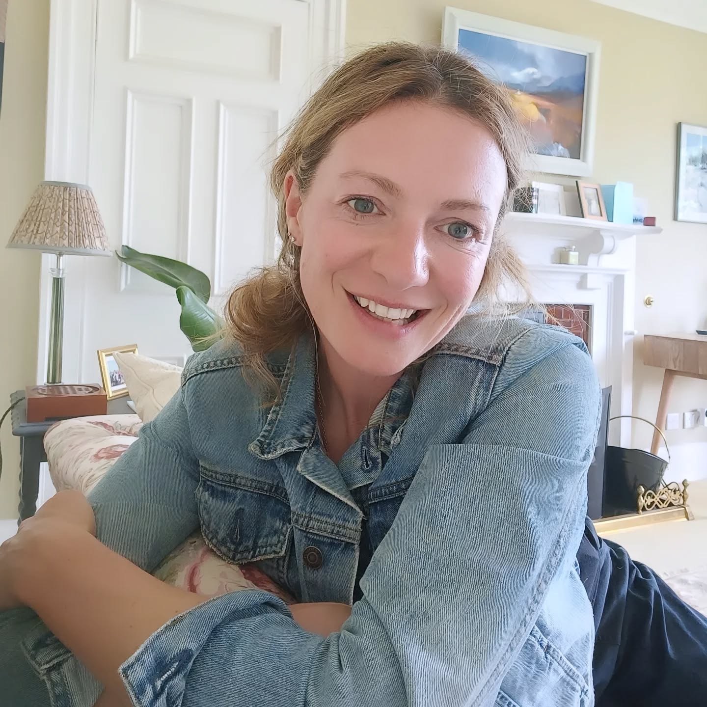 THANK YOU to the ladies who came to my practice "Hormonal Gut" chat today. I loved the session and your questions cracked me up, whilst being brilliantly considered and useful!! My next Hormonal Gut chat dates will be posted after the summer hols and everyone is welcome, in person at my home (obviously not that many of you as I only have two sofas) or online, where you do miss out on the cuppa.
If you have no idea what a hormonal gut chat may be about, think #bloating #anxiety #depression #PMS #PMDD #SIBO #loosestool #constipation , plus #fibrocysticbreasts #painfulbreasts #heavyperiods ... You name it we covered it today.
Message me with your questions x