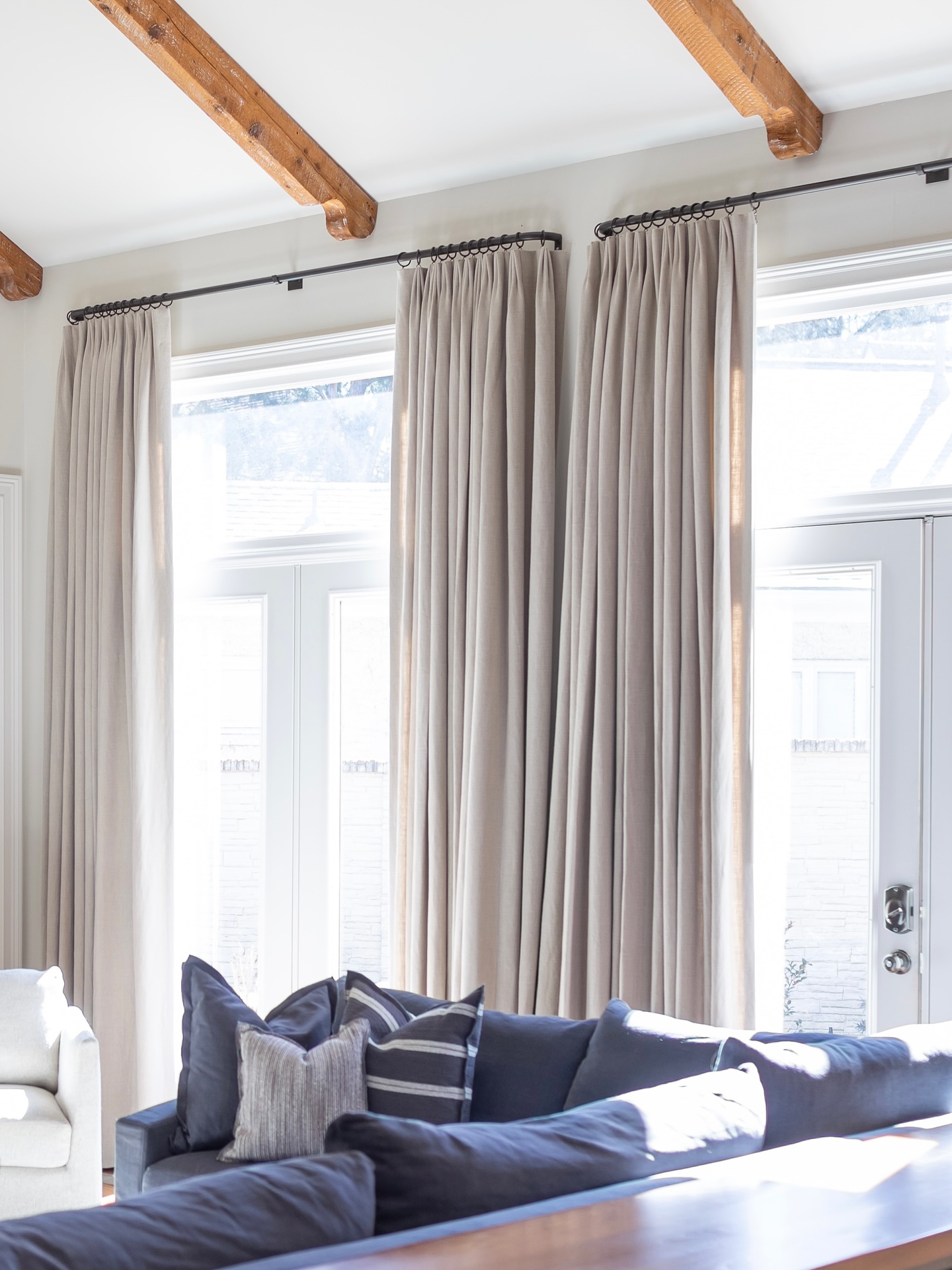 Never underestimate the power of a well-dressed window.
The right drapery doesn’t just soften a space〰️it elevates it. These custom panels bring warmth, height, and intention to every inch of this sunlit living room. At GGI, we know it’s the details like this that turn a house into a home that feels tailored and timeless.
Photography: @jennifer.saltsman.photography
#windows #drapery #customdesigns #draperyhardware #interiordesign #designdetails #interiors #interiorideas #intentionaldesign #timelessdesign #home #homedesign #homedecor #interiordesigner