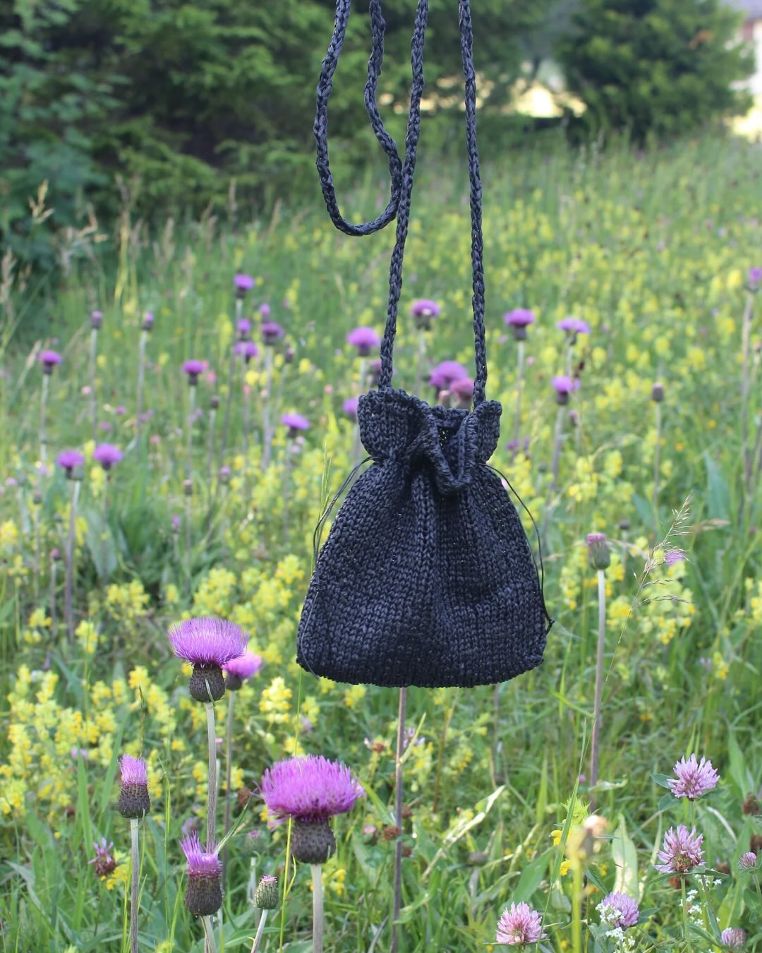 Die Anleitung für die Picot-Tasche ist da!
Für alle, die ein schnelles, sommer- und hitzetaugliches Strickprojekt suchen – hier ist es.
Die Picot-Tasche gibt es in zwei Größen:
• Klein: perfekt für einen abendlichen Drink. Handy und Schlüssel passen problemlos hinein.
• Groß: bietet genug Platz für alles, was du unterwegs brauchst – Buch, Sonnenbrille, Snacks und mehr.
Die Tasche wird ganz entspannt in Runden glatt rechts gestrickt. Am Ende musst du nur noch die Fäden vernähen – kein Zusammennähen nötig.
Gestrickt wird mit Raffia-Band. Es gibt viele schöne Farben zur Auswahl – es muss nicht immer Schwarz sein. Und auch der Materialverbrauch ist super Budgetfreundlich.
• Ein Knäuel für die kleine
• Drei Knäuel für die große Tasche
Die Anleitung ist ab sofort auf www.fibreatelier.ch erhältlich.
Ich freue mich sehr darauf, eure Picot-Taschen zu sehen.
#fibrestelieranleitung #picottasche #raffia #raffiabag #dmcecovitaraffia