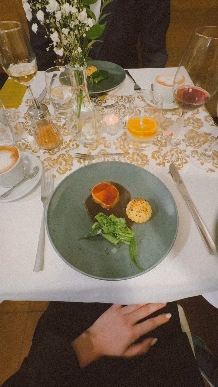 🇫🇷✨ FRANCIE NA TALÍŘI S JANEM HORKÝM! ✨🇫🇷
Jeden večer, sedm chodů, nekonečná inspirace.
Legendární šéfkuchař Jan Horký vás vezme na cestu po francouzských chutích, vůních a texturách. Těšte se i na skvělé párování s víny!
Kdy: Sobota 28. 6. 2025 od 18:00
Kde: Na Humpolce, Tišnov
Cena: Menu 2100 Kč, párování s vínem 400 Kč
Zažijte Francii na vlastní chuťové pohárky. Místa mizí rychle – rezervujte si svůj stůl ještě dnes!
Mrkněte na atmosféru z naší první degustace s Hotelem Pupp a přijďte si užít pokračování už zítra – tentokrát ve znamení Francie! 🇫🇷✨“