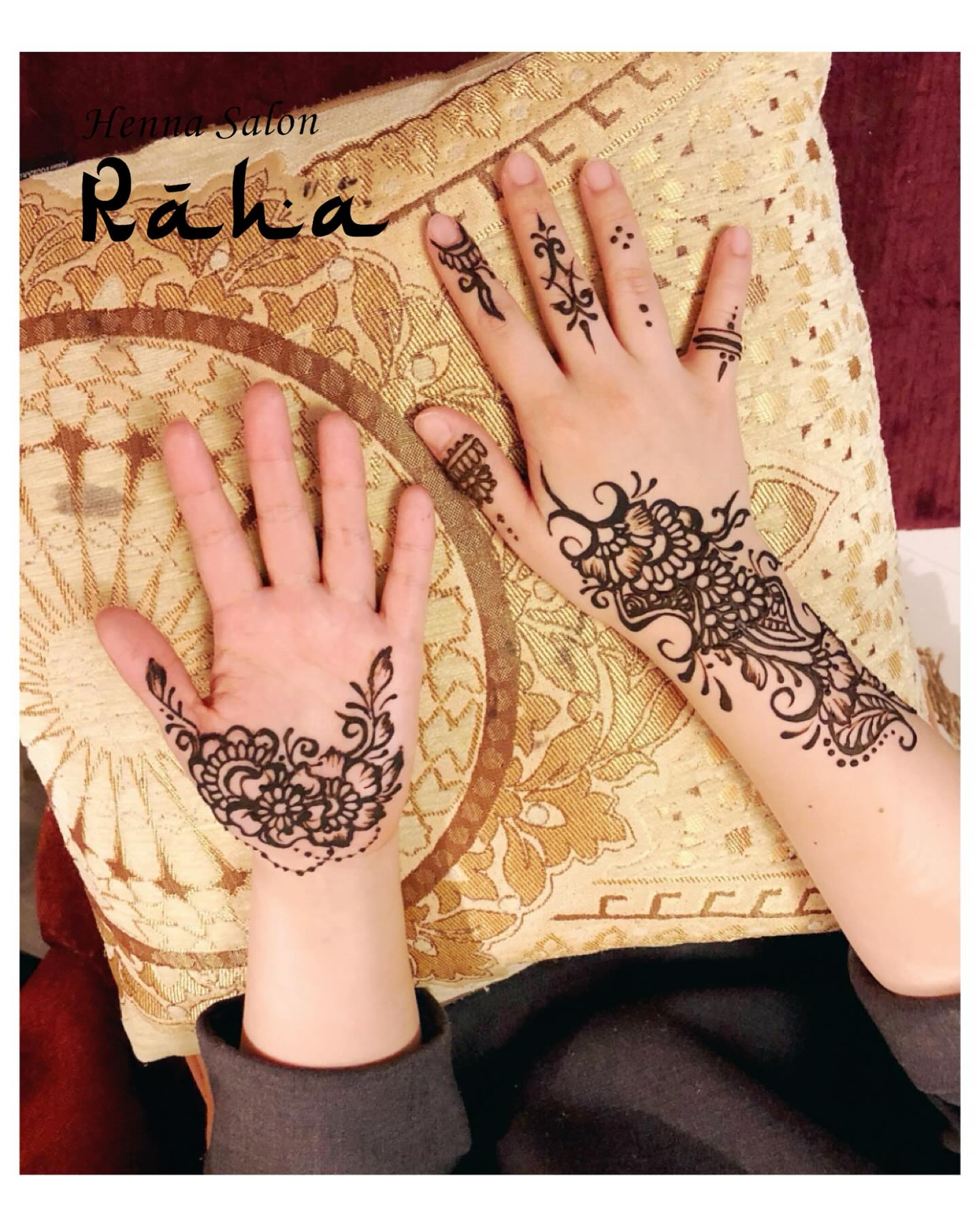 .
夏はヘナ!
手のひらヘナは早く消えてしまうのだけど、香りもテンションも最高の場所です✨
梅雨も気づいたら終わってる感じで、ヘナ、ジャグアタトゥーにとって1番描きたい時期でもあり、
帰宅するときに汗に気をつけないといけない季節になりました〜!
汗をかかないわけにはいかないのでとても難しいところ💦
ヘナ、ジャグアを描いた日は長距離歩いたり、外歩きは控えて室内移動、室内でゆっくり過ごしてから
洗い流して(ヘナは剥がして)ください‼️
汗で溶けるとデザインがにじみます⚠️
.
.
#タトゥー #ヘナタトゥー #メヘンディ #ヘナアート #タトゥ #tattoo #ヘナアーティスト #消えるタトゥー #hennatokyo #プライベートサロン #ジャグアタトゥーアーティスト #ジャグアタトゥー #tokyofasion #ジャグアタトゥーデザイン #hennatattoo #mehndi #henna #エスニック #tokyostyle #ethnic #戸越銀座 #ヘナサロンラーハ #hennasalonraha #jaguatattoo #tattoogirl #Jaguapaste