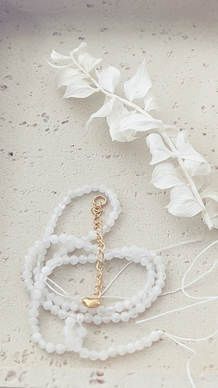 Dieses zarte Fusskettchen vereint schlichte Eleganz mit der sanften Magie des weißen Mondsteins.
Abgerundet wird das Design durch hochwertige vergoldete Elemente aus 925 Sterling Silber – für einen stilvollen Auftritt mit Boho-Flair.
Der weiße Mondstein steht für Intuition, Weiblichkeit und inneres Gleichgewicht – perfekt für alle, die im Sommer strahlen möchten, ohne laut zu sein.
Mondstein|Intuition|Weiblichkeit|Boho|Balance
mondstein #fusskettchen #edelsteinschmuck #sommerstyle #bohojewelry #sterlingsilber #handgemacht #vivescam #goldvibes #schmuckliebe #madeinswitzerland #feminineschmuckstücke #moonstonevibes