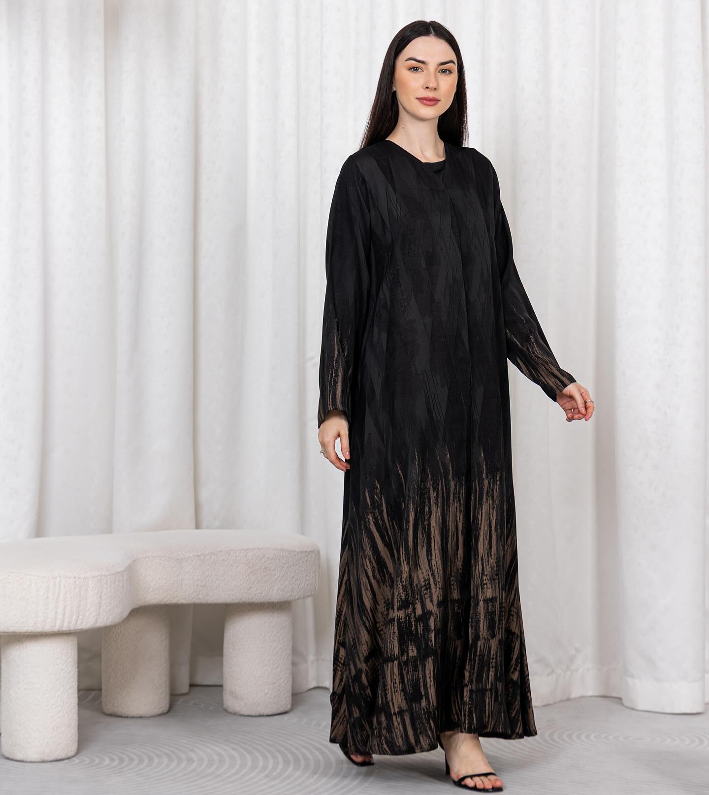 ❌SOLD OUT❌
Perfect for daily wear — the beauty of this piece comes entirely from the fabric itself, with soft beige strokes that bring the whole look to life 🖤
• Model: A03
• Fabric: Jacquard
• Color: Black with beige touch
• Price: 700 AED
DM us to order 🖤
#LURANA #Abaya #uae #abudhabi #عبايه #عباية
