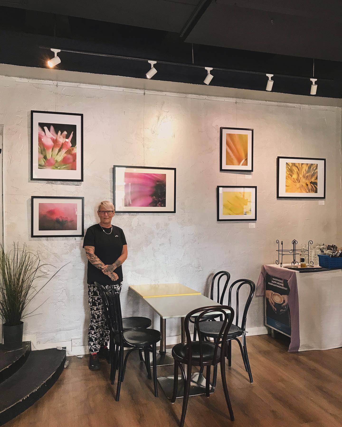 Aatos Gallerian heinäkuun taiteilijoiden Miranda Leppäsen ja Sofia Ziessler-Korpin yhteisnäyttely HUOMAANKO on nyt avoinna Aatos Caféssa.
Valokuvaaja Miranda Leppäsen @miranda.photograph teoksissa kukat eivät ole vain aihe, vaan kieli; tapa kertoa tarinaa hiljaa ja lempeästi. Ne ovat muotoja, värejä ja valon heijastuksia, mutta myös tunnetiloja, haikeutta ja toivoa.
Mirandan työskentelyn ytimessä on pysähtyminen: “Haluan antaa tilaa niille pienille yksityiskohdille, jotka jäävät helposti huomaamatta: aamuvalon osumalle terälehdessä, kasvin kaarelle, kuihtumisen kauneudelle.”
Mirandan kuvat rakentuvat luonnonvalon varaan ja pyrkivät välittämään rauhaa, haurautta ja hiljaisuutta. Ne voivat olla samaan aikaan sekä yksinkertaisia että kerroksellisia – kuten kukat itse.
Tässä näyttelyssä esillä olevat kuvat ovat osa laajempaa kokonaisuutta, jossa valokuvaaja etsii yhteyttä luonnon kauneuteen ja sen hetkellisyyteen.
Sofia Ziessler-Korppi @sofiaziesslerkorppi on Myrskylässä asuva kuvataiteilija, valokuvaaja ja monipuolinen kirjoittaja. Maalaaminen on hänelle sisäinen välttämättömyys, intuitiivista heittäytymistä ja luovaksi luodun leikkiä.
Kuhunkin Sofian maalauksista on kätketty pintaa syvempi, usein Raamatusta nouseva merkitys. Sofian tulkinta näyttelyn nimestä viittaa myös kysymykseen uskon hypystä: Herran huomaanko annan elämäni?
Jotkut maalaukset syntyvät kuin tanssi, toiset saavat muotonsa lähes loputtomien kerrosten myötä. Yhtä kaikki, värit kertovat tarinaa ilosta ja toivosta, jotka eivät perustu olosuhteisiin.
Tervetuloa tutustumaan näyttelyyn Aatos Cafén aukioloaikoina TI-PE 9-15 ja LA 10-14 sekä Vanha 123:n tapahtumissa. Seuraa tapahtumia ja infoa tileillä:
@aatoscafe @vanha123_porvoo
#taidenäyttely #kuvataiteilija #valokuvaaja #taidettakotiin #taidekesä #naistaiteilijat #kotimaistataidetta #Porvoo #VisitPorvoo #Aatosgalleriaporvoo
@aatosgalleriaporvoo @aatoscafe @vanha123_porvoo @miranda.photograph @sofiaziesslerkorppi