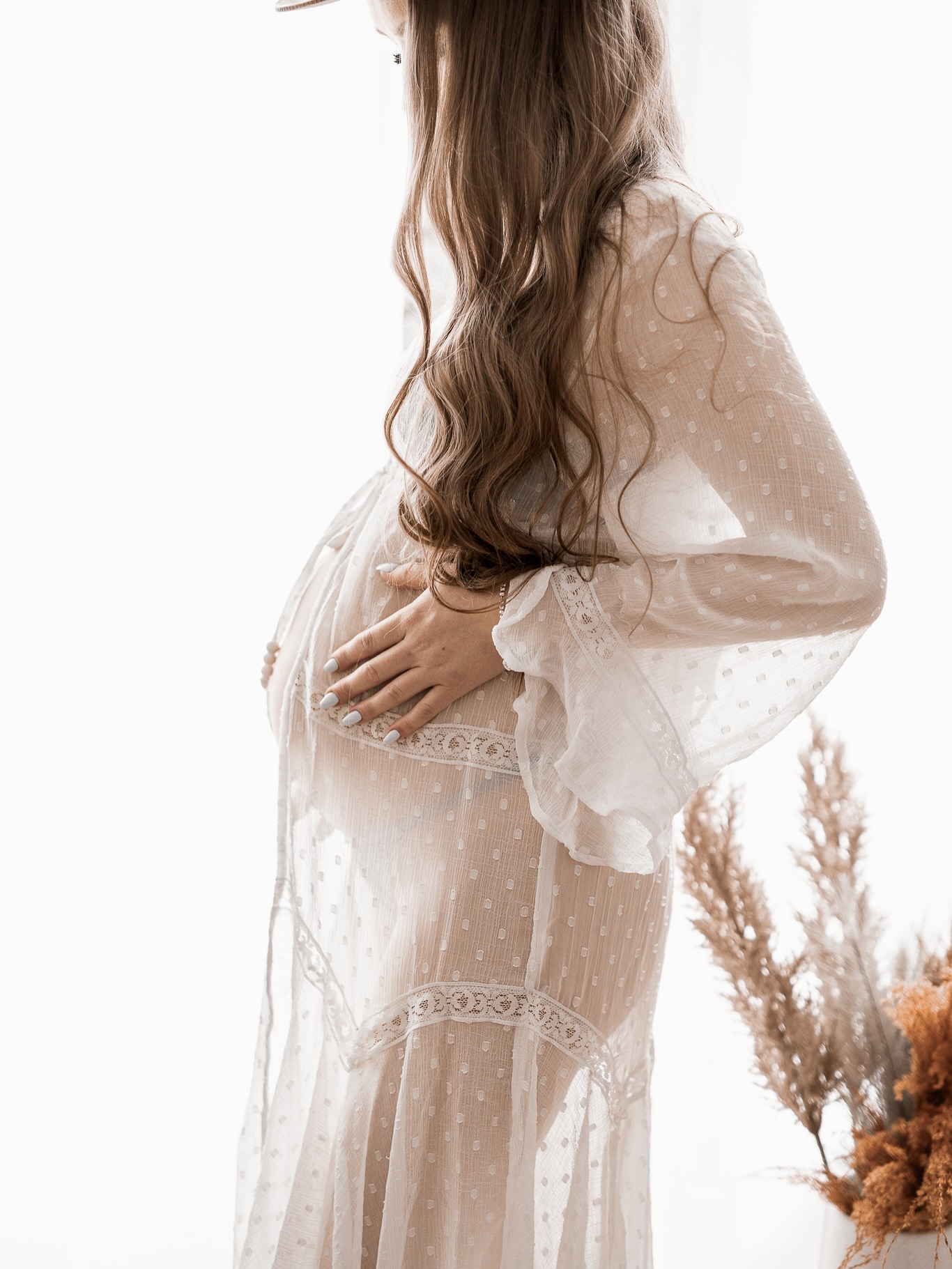 „Du fühlst dich gerade nicht wie du selbst? Vielleicht ist das der Moment, dich neu zu sehen.“
Ein Babybauch verändert so viel – deinen Körper, deinen Alltag, dein Innerstes.
Und manchmal sieht man die eigene Schönheit nicht mehr, weil man nur das Chaos, die Müdigkeit und die Veränderung spürt.
Aber weißt du was?
Genau jetzt trägst du etwas in dir, das du nie vergessen willst.
Und genau das halte ich für dich fest.
Bei mir brauchst du dich um nichts zu kümmern.
Du bekommst ein professionelles Styling, kannst dir ein Outfit aus meinem liebevoll zusammengestellten Kleiderschrank aussuchen – und dann fotografieren wir dich in einem hellen, natürlichen Setting, das deine Ruhe und Stärke unterstreicht.
Es geht nicht um Perfektion.
Es geht um dich.
Um diesen einen Moment.
Und darum, dass du später sagen kannst: Das bin ich. Genau so war es.
Schreib mir, wenn du bereit bist, dich mit neuen Augen zu sehen.
Ich freue mich auf dich…🤎
#bauchshootinghamburg #emotionaleMomente #schwanger2025 #babyimbauch #hamburgfotografin #kundenkleiderschrank #stylinginklusive #naturlichtstudio #schwangerschaftsbilderhamburg #deinmoment #ehrlichefotografie #rahlstedtmama #zeitlosebilder #frausein