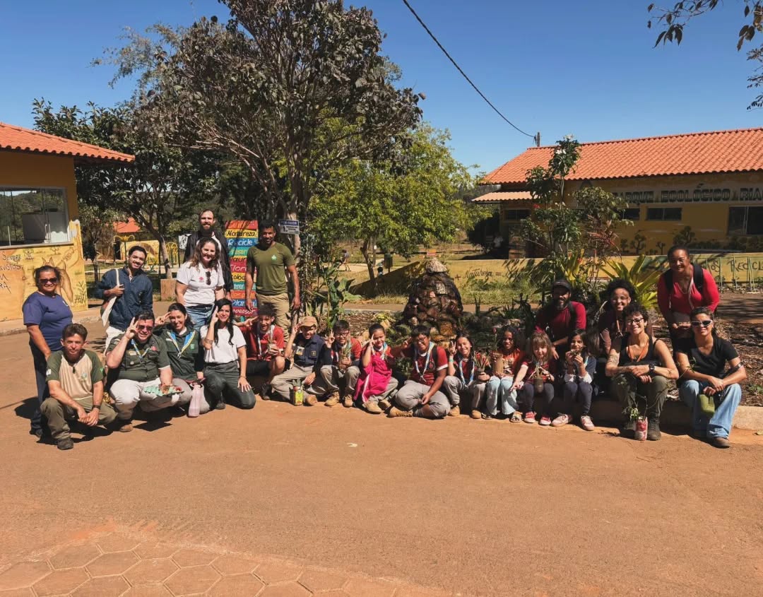🌿 O RECONECTA é um projeto de ação territorial realizado pelo CECSA-DF . Neste Sábado 28/06 a ação foi realizada no Parque Ecológico do Riacho Fundo (RECONECTA RIACHO FUNDO) com a parceria e apoio essencial do Brasília Ambiental - IBRAM.
O CECSA-DF que tem como parceiro fundador, o Instituto de Responsabilidade Ambiental e Social- IDRAS é portando , uma iniciativa do Ministério do Meio Ambiente e Mudança do Clima - MMA e que tem como objetivo a descentralização da EA, sendo um espaço estratégico que une vozes , saberes e ações territoriais. Buscando em essencial a articulação local e global, promovendo a transformação das realidades socioambientais.
Nós da equipe CECSA-DF agradecemos imensamente a presença de todos e todas que estiveram presentes nessa rede compartilhando saberes nesta ação.
A participação ativa e engajada das comunidades influencia diretamente as políticas públicas.