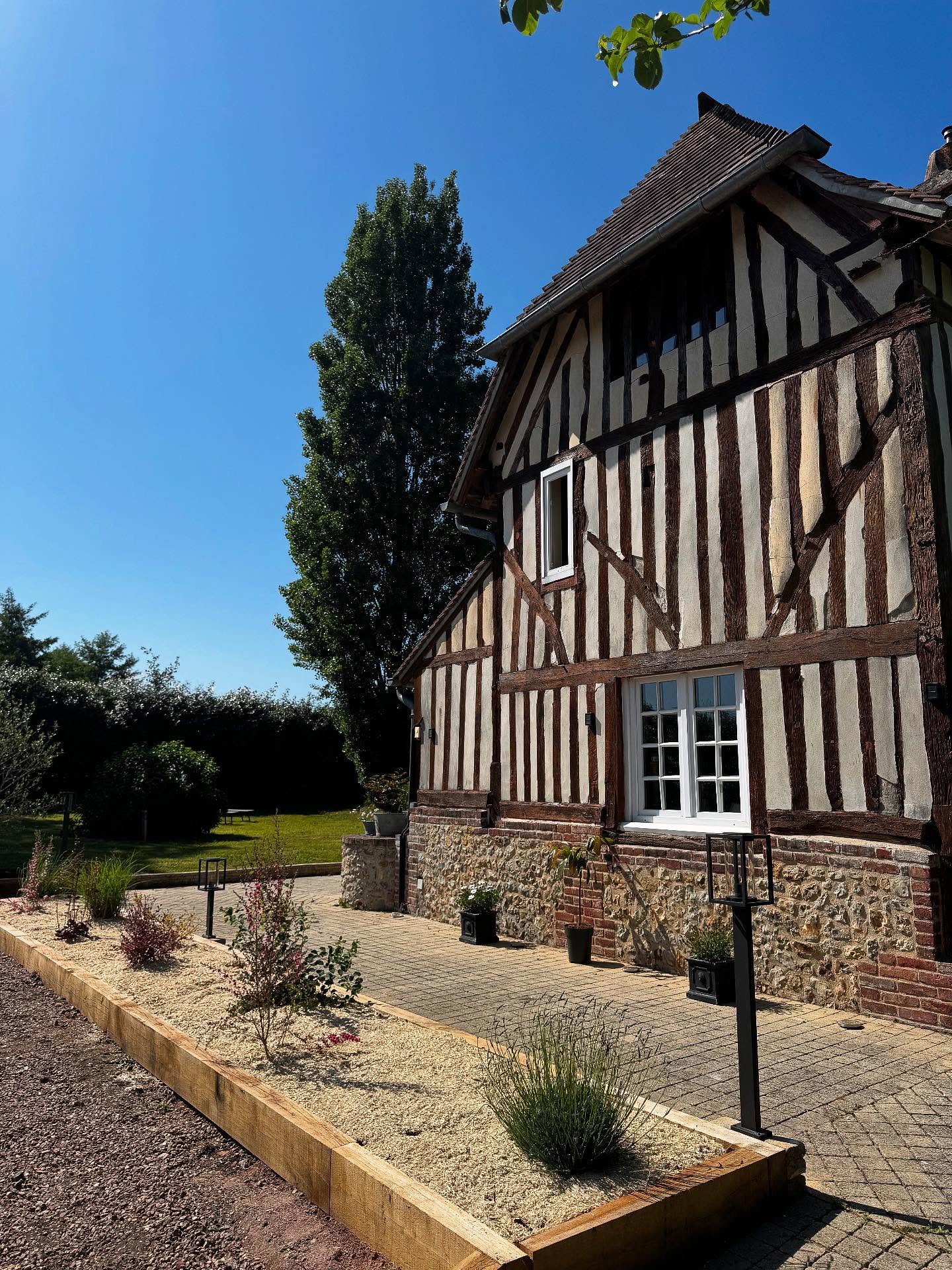 Bienvenue dans cette ancienne bergerie rénovée, nichée au cœur du Pays d’Auge, à Pont-l’Évêque.
Un cocon authentique pour explorer Deauville, Trouville, Honfleur, Cabourg… ou simplement profiter de la campagne. 🌿
À 15 km des plages, à 10 min à pied du centre.
4 voyageurs (idéalement 2 adultes + 2 enfants/ados).
• Ambiance chaleureuse avec salon lumineux, poêle à granules, coin bar, cuisine ouverte et salle à manger.
• 2 chambres cosy, 1 salle de bain
• Grand jardin arboré, salon de jardin, transats, coin barbecue..
• WIFI
Un tout nouveau terrain de pétanque vient d’être installé, prêt à accueillir vos plus belles parties !
🐶 Animaux bienvenus (petits et moyens)
🔌 Prise extérieure pour voiture électrique
Le lieu idéal pour se ressourcer et partager des moments conviviaux !
https://www.airbnb.com/l/lak7n7wm
https://www.booking.com/Share-nM3DK3W
#maisondecampagne #pontleveque #paysdauge #normandie #vacances #airbnb