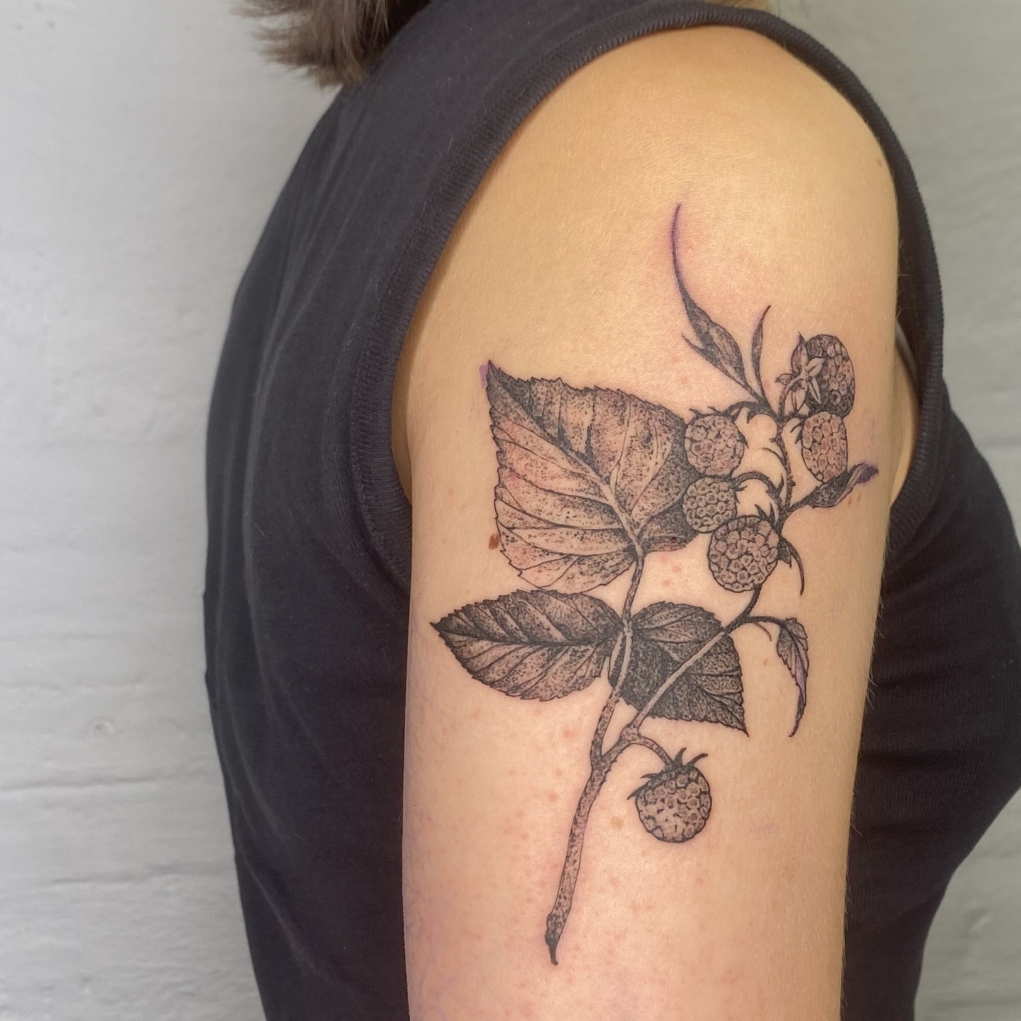 Raspberrys for H. Thank you a lot :))
Still got time in July hmu 🙌
•
#leipzig #leipzigtattoo #leipzigtattooartist #raspberry #raspberrytattoo #tattoo #ink #inked #tattooidea