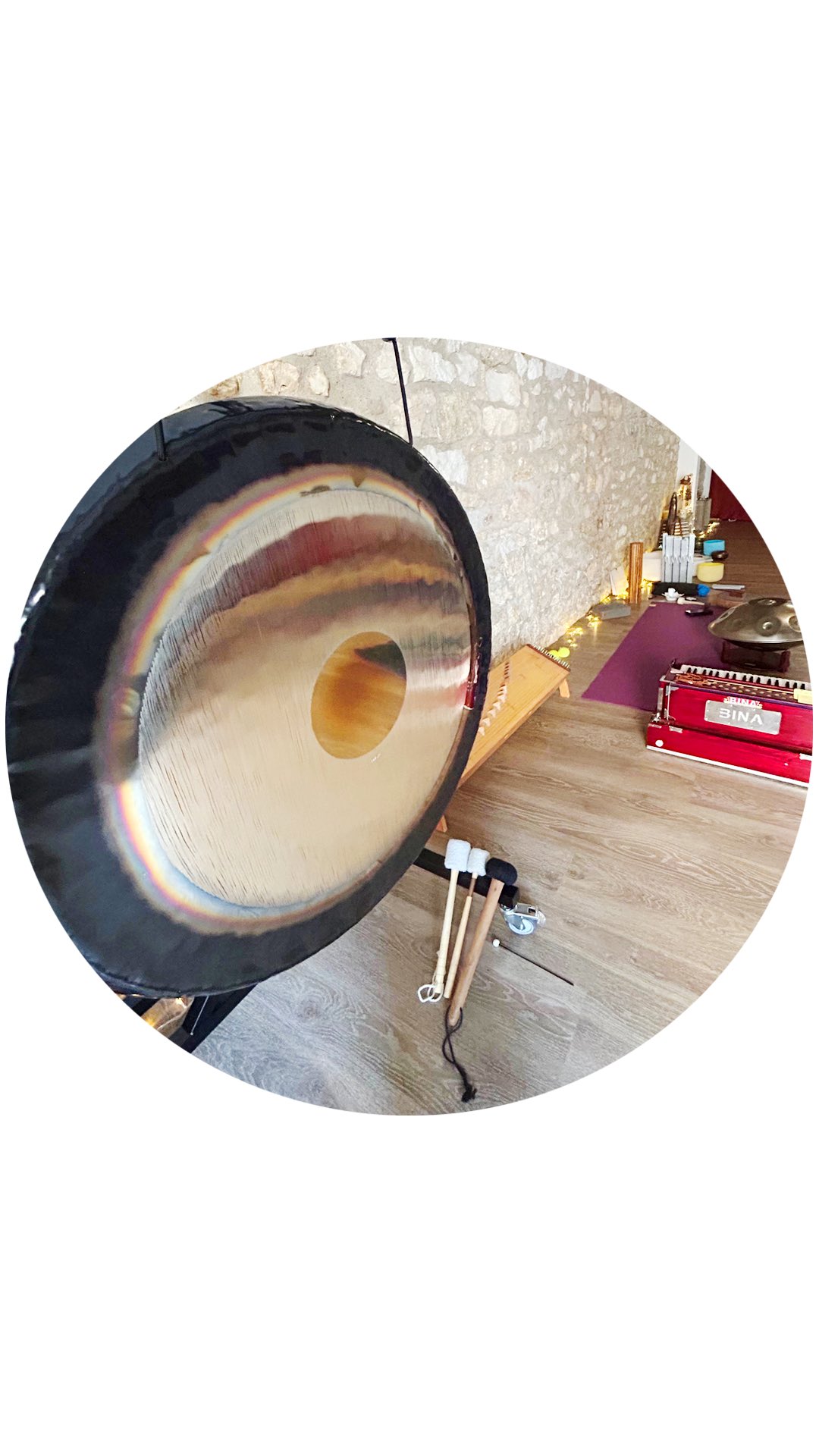 SOIGNER les SOIGNANTS 🫶🏻
.
Un immense merci aux professionnels de santé présents lors de notre dernière session dédiée. Une rencontre exceptionnelle avec un public curieux, engagé, et qui méritait pleinement ce moment de ressourcement.
.
La séance, introduite par Stephen (ingénieur biomédical), a permis de poser un cadre scientifique sur les bienfaits de la sonothérapie pour la régulation du système nerveux. Car prendre soin de soi n’est pas un luxe, surtout pour ceux qui prennent soin de nous tous.
.
S’en est suivie une immersion totale : un bain sonore guidé à quatre mains, où les ondes profondes de notre nouveau gong symphonique ont créé un véritable cocon de décompression.
.
Nous sommes convaincus que ces outils sont précieux pour la gestion du stress et la prévention du burnout dans le milieu de travail.
.
La prochaine session est déjà en préparation !
.
@soundyoga.fr
.
.
#bainsonore #sonotherapie #soundhealing #gestiondustress #soignant #professionnelsdesanté #préventionburnout #santé #bienetreautravail #QVT #médecin #infirmiere #kiné #nervoussystemregulation #compiègne #compiegneagglo #soundyogacompiegne #bainsonoreoise #yogaduson