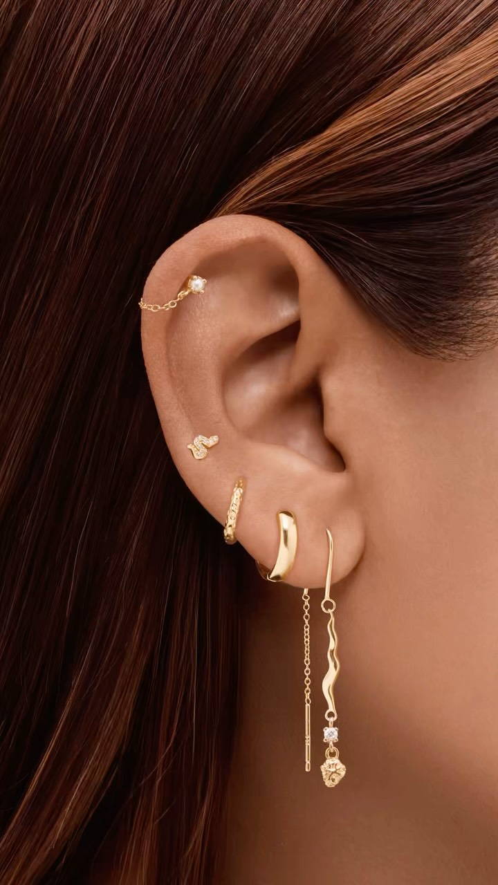 Sometimes the most simple photos are the most difficult to create 😬
Ear stack photos are an absolute nightmare, especially as the ears get PURPLE after the 3rd piercing change.
So this year we started superimposing earrings on perfectly edited pairs of ears and the result is just 😍😍
#jewelleryphotographeruk #jewelleryphotography #jewelleryphotographer